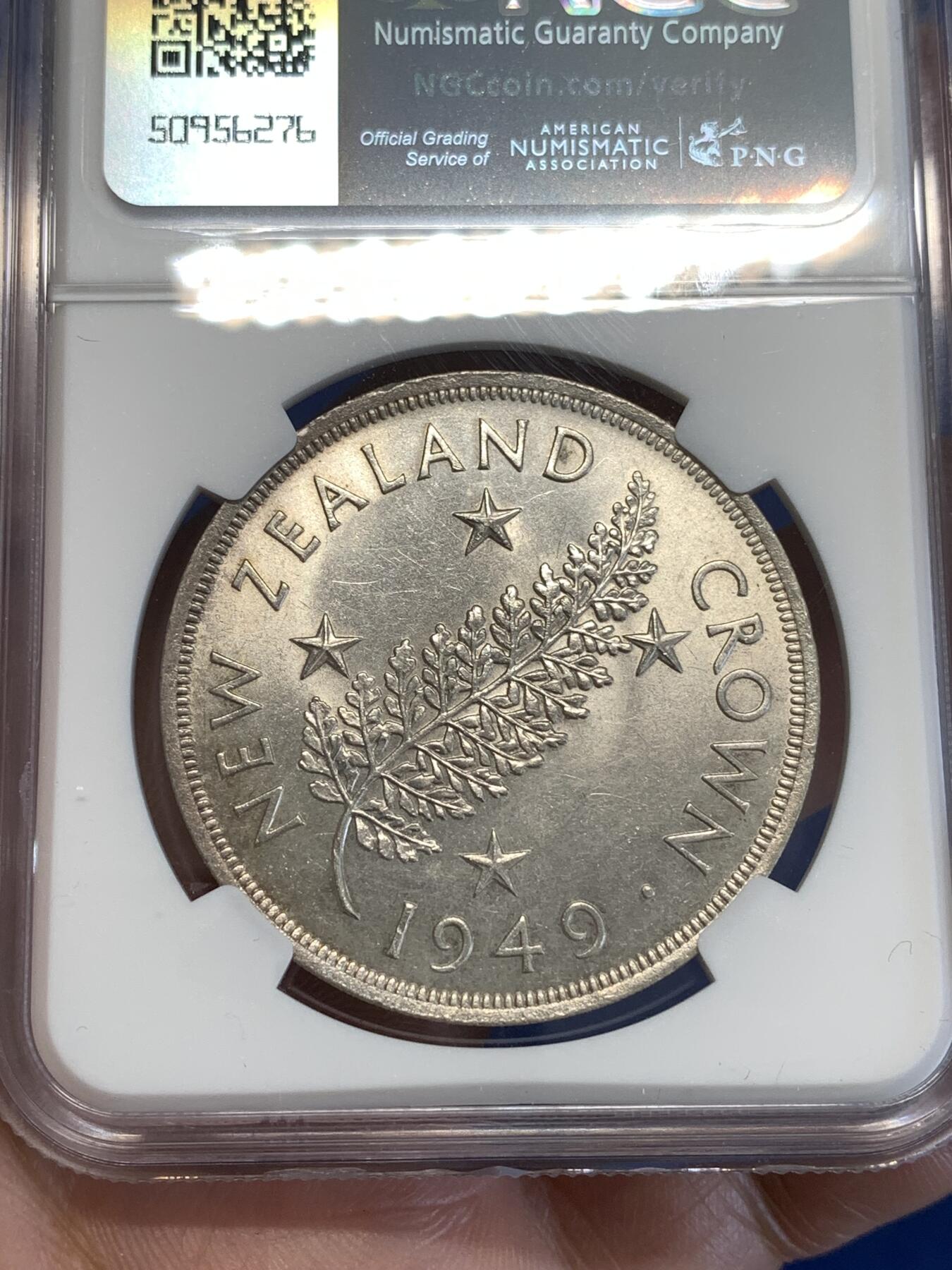 《竞宝斋》第287场-周六， 周日，周一 3场连拍 （全场包邮） NGC MS63 新西兰1949皇家访问纪念1克朗银币 两面细节都很好 人头面的包浆自然而醇厚 树叶面细节分明