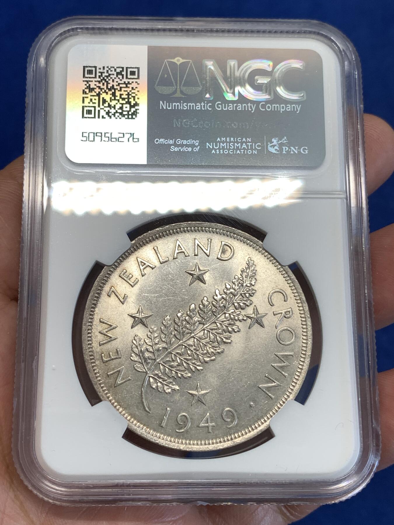 《竞宝斋》第287场-周六， 周日，周一 3场连拍 （全场包邮） NGC MS63 新西兰1949皇家访问纪念1克朗银币 两面细节都很好 人头面的包浆自然而醇厚 树叶面细节分明