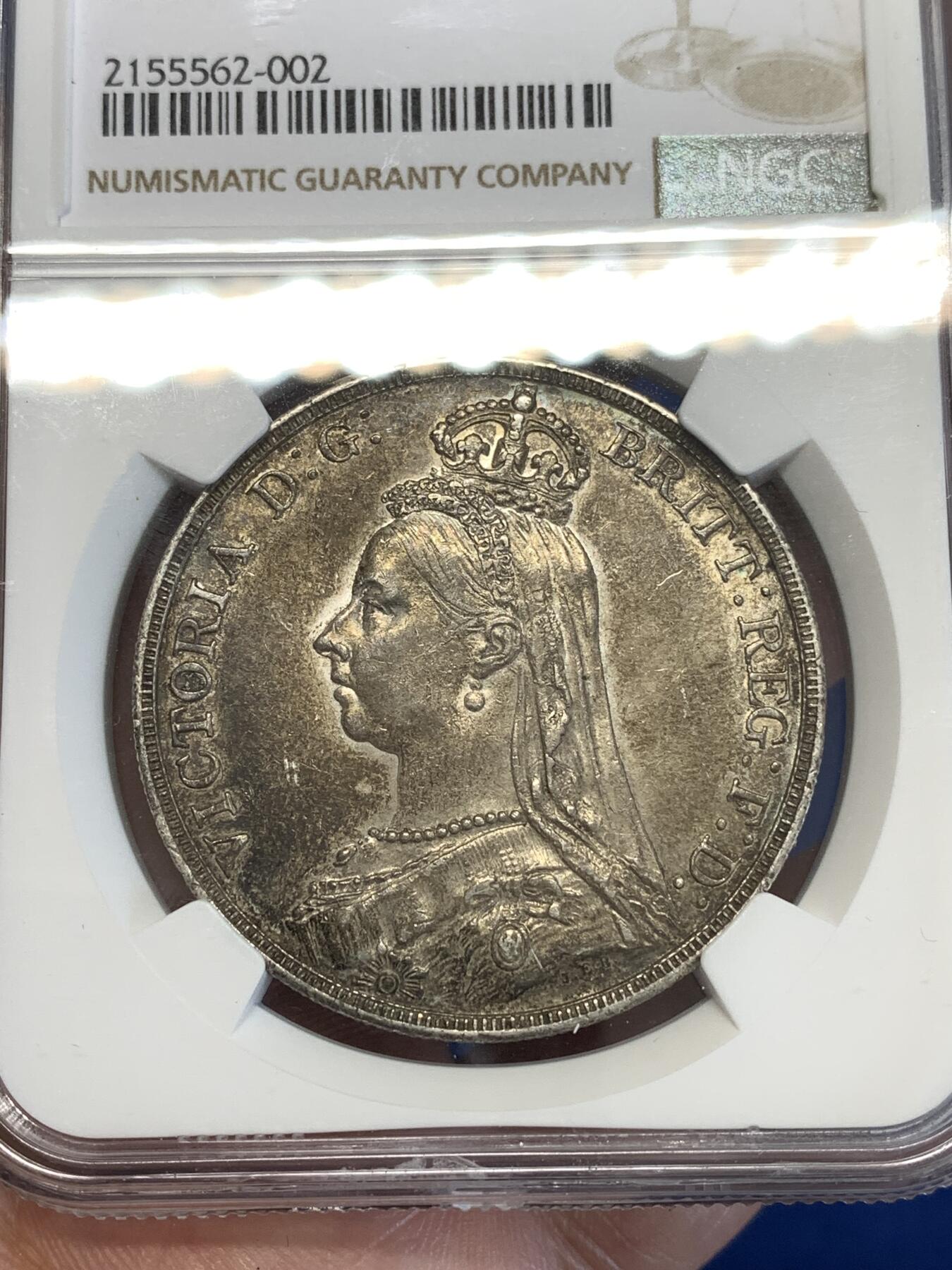 《竞宝斋》第287场-周六， 周日，周一 3场连拍 （全场包邮） NGC AU58 英国1890年维多利亚高冠马剑银币 黑灰色包浆 底板丝滑 味道非常不错 包浆币出分难得