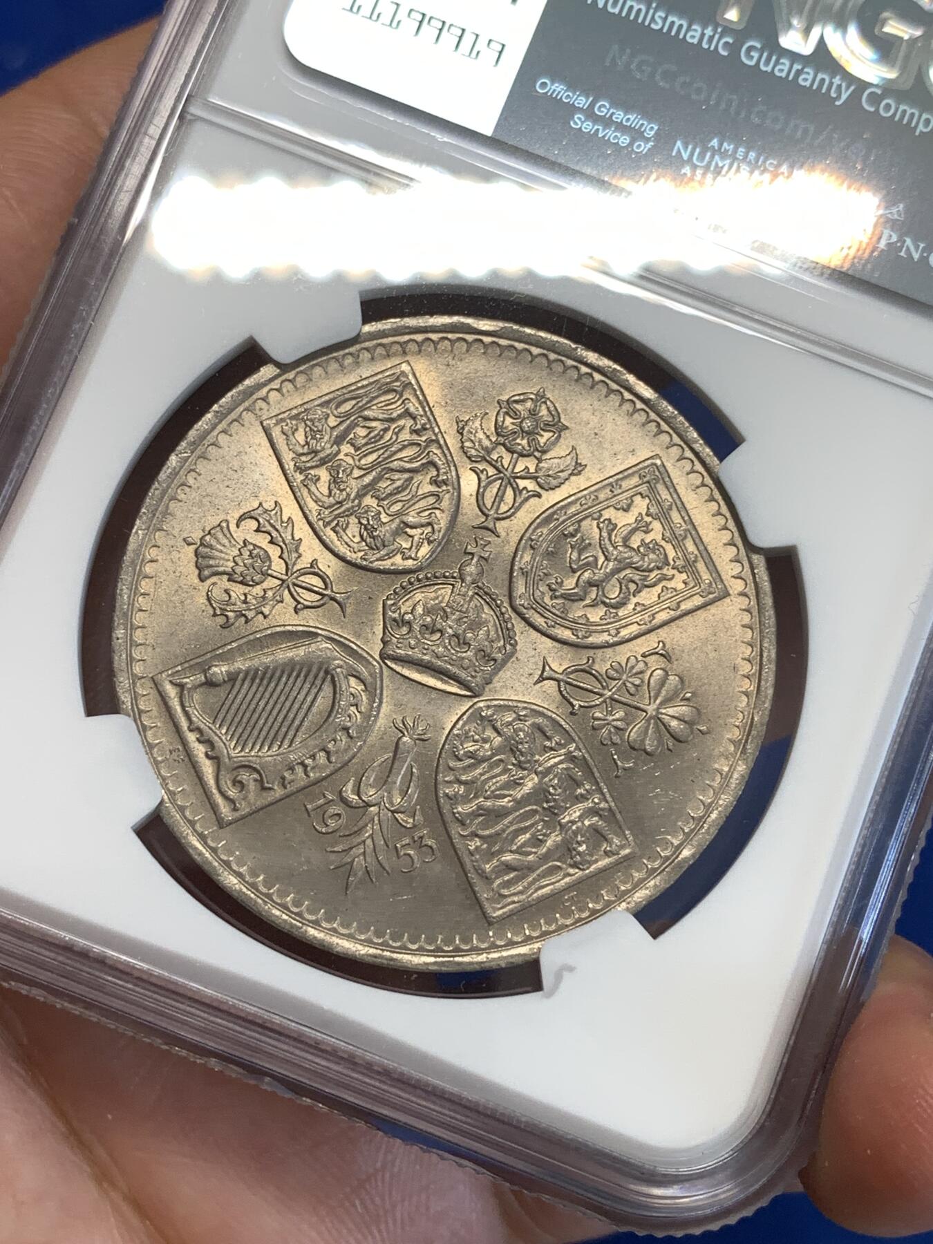 《竞宝斋》第287场-周六， 周日，周一 3场连拍 （全场包邮） NGC MS63 英国1953年伊丽莎白二世登基纪念克朗 背面有类镜面感 这个品种少见