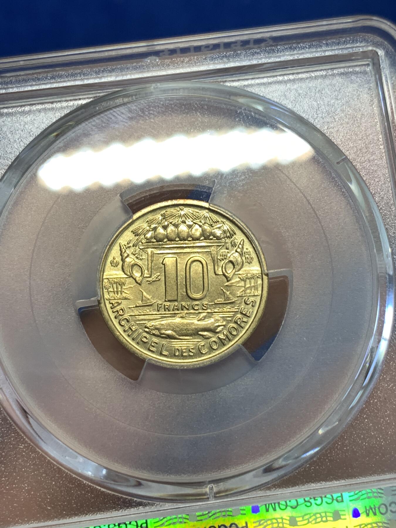 《竞宝斋》第287场-周六， 周日，周一 3场连拍 （全场包邮） PCGS MS66 1964科摩罗10法郎 高分 黄铜币工艺问题 很难上65 这枚细节极好特别是面值面 图案繁复精巧 极少见的东西