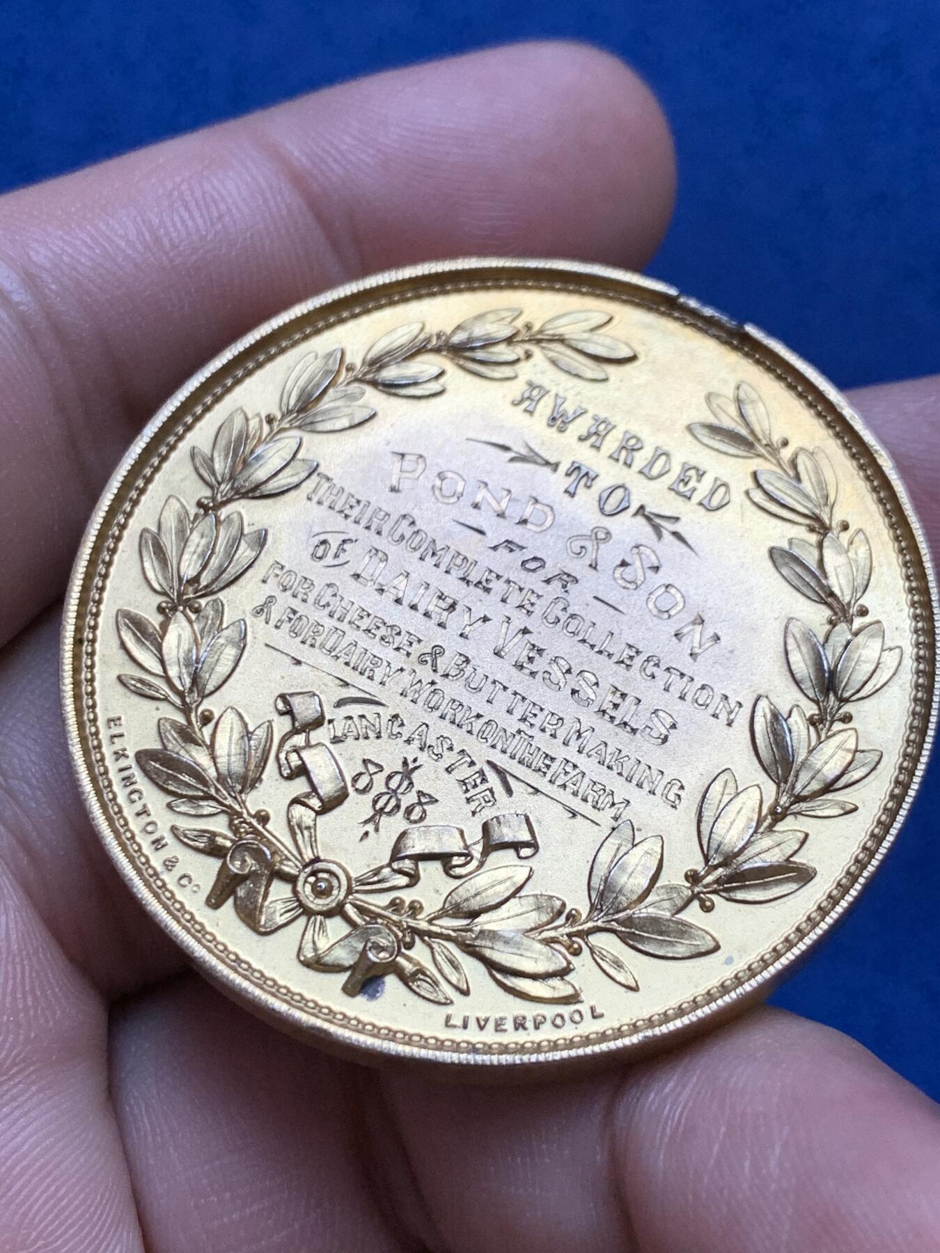 《竞宝斋》第287场-周六， 周日，周一 3场连拍 （全场包邮） 1874年英国Elkington地区奶业和黄油产品银制镀金奖章 很厚实 42.65g 44.7mm 现在上海ngc不评了 12点处边有加工