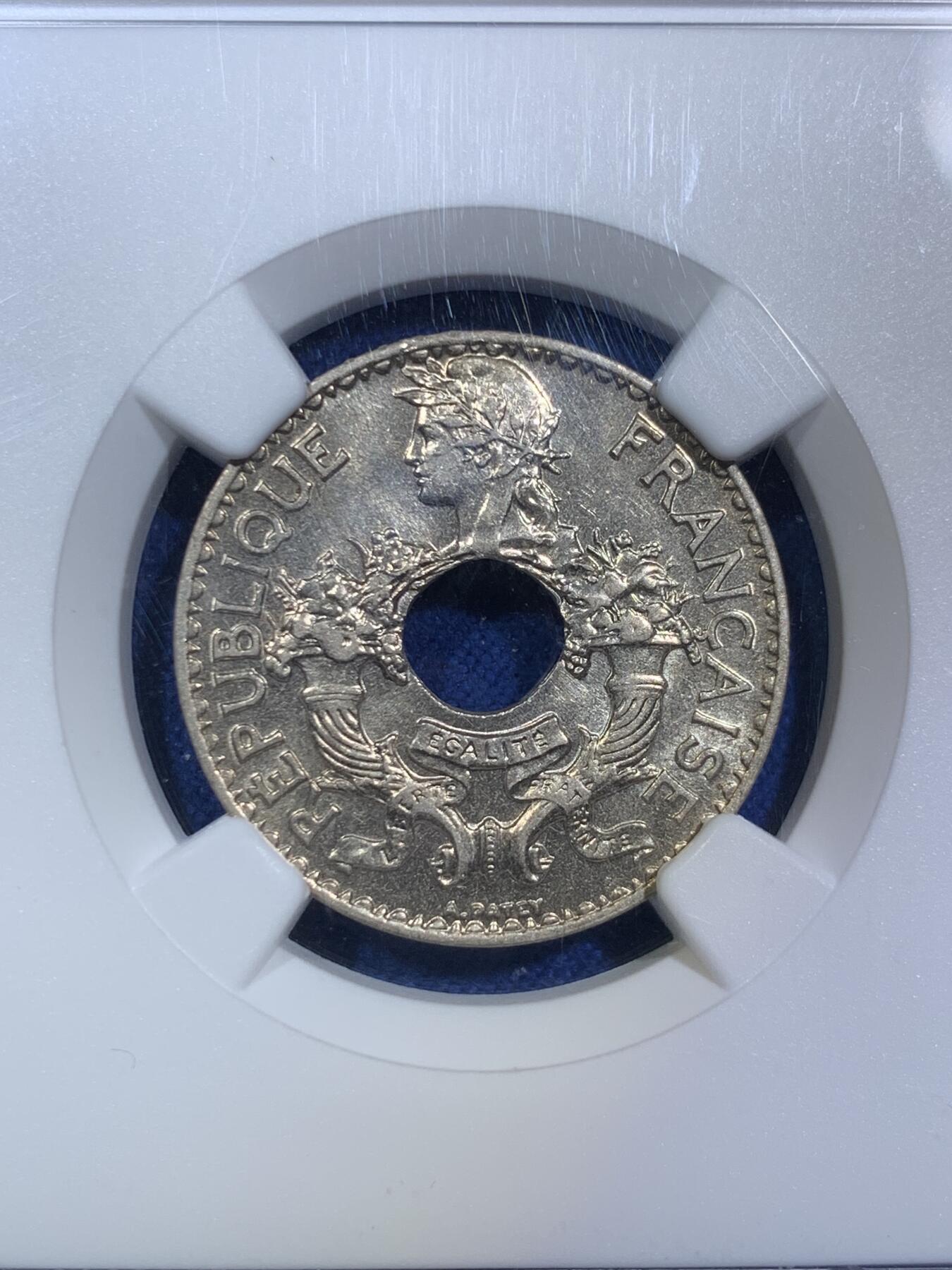 《竞宝斋》第287场-周六， 周日，周一 3场连拍 （全场包邮） NGC MS63 法属印支1938年中孔5分铜镍币 玛丽安娜女神+丰饶角 中孔设计