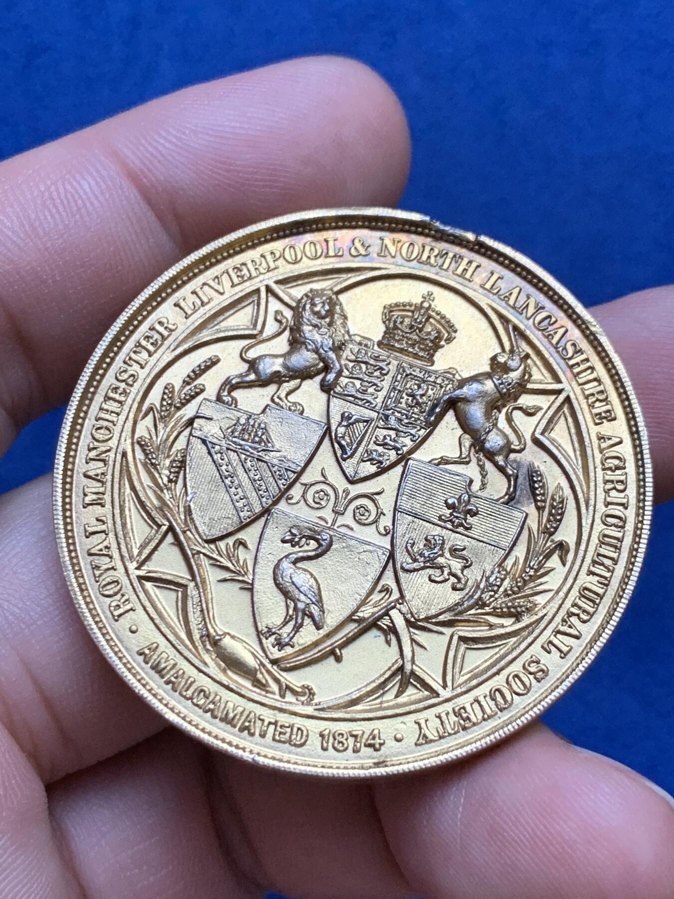 《竞宝斋》第287场-周六， 周日，周一 3场连拍 （全场包邮） 1874年英国Elkington地区奶业和黄油产品银制镀金奖章 很厚实 42.65g 44.7mm 现在上海ngc不评了 12点处边有加工