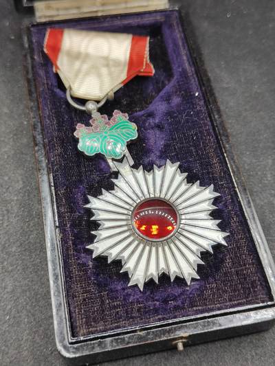 全场0元起拍 第172期 咸鱼国勋章拍卖专场 7月10日（周三）下午6：00开始 - 日本明治早期 白色珐琅内缩 六等旭日章银制带盒