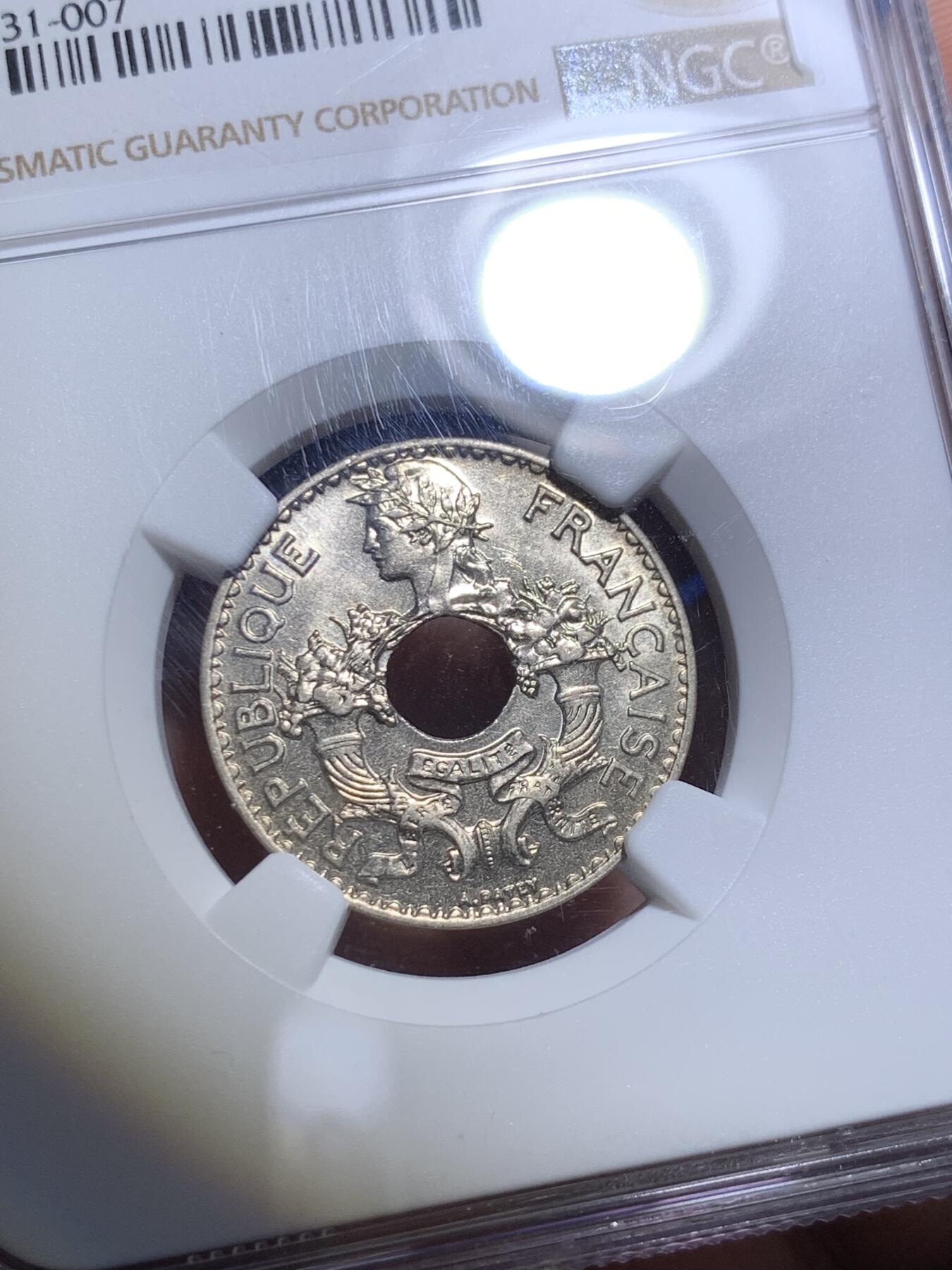 《竞宝斋》第287场-周六， 周日，周一 3场连拍 （全场包邮） NGC MS63 法属印支1938年中孔5分铜镍币 玛丽安娜女神+丰饶角 中孔设计