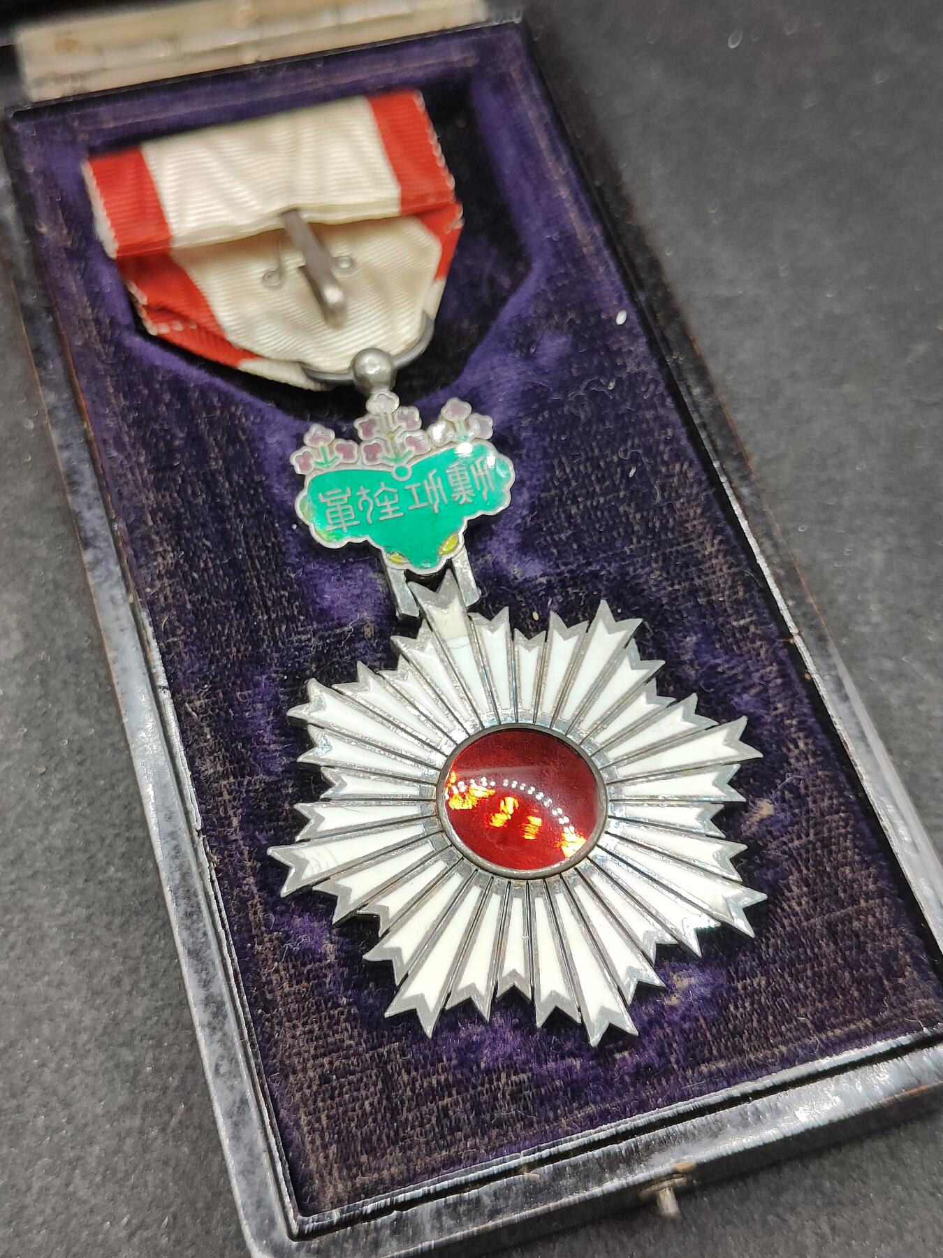 全场0元起拍 第172期 咸鱼国勋章拍卖专场 7月10日（周三）下午6：00开始 日本明治早期 白色珐琅内缩 六等旭日章银制带盒