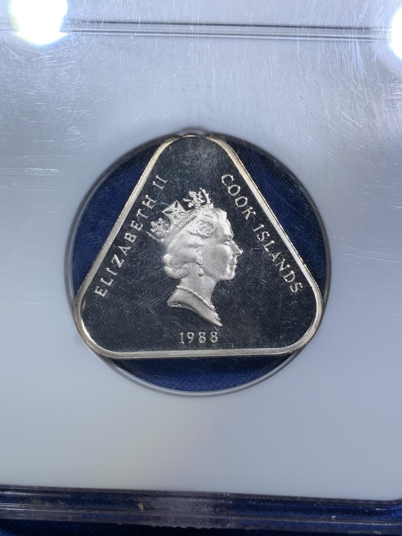 《竞宝斋》第287场-周六， 周日，周一 3场连拍 （全场包邮） NGC PF68UC 1988年库克群岛$2精制铜镍币 超高分 NGC老盒 人气三角币