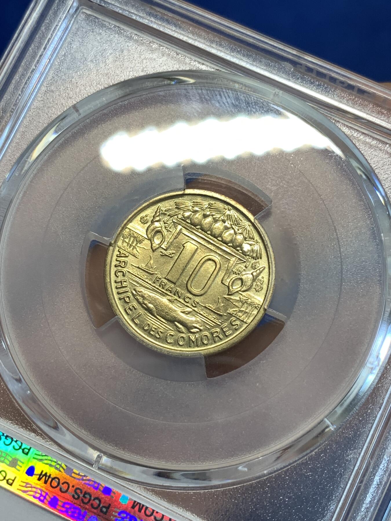 《竞宝斋》第287场-周六， 周日，周一 3场连拍 （全场包邮） PCGS MS66 1964科摩罗10法郎 高分 黄铜币工艺问题 很难上65 这枚细节极好特别是面值面 图案繁复精巧 极少见的东西