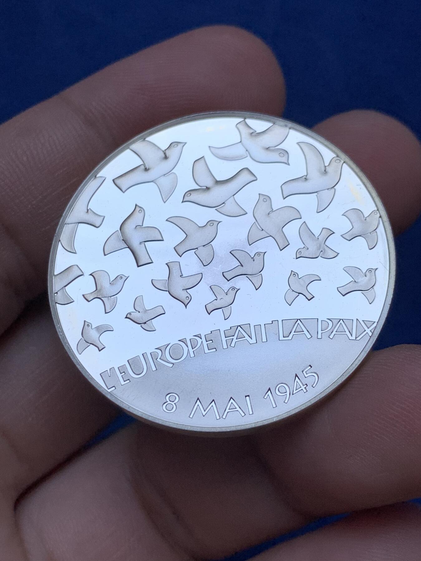 《竞宝斋》第287场-周六， 周日，周一 3场连拍 （全场包邮） 法国2005年60年和平和自由欧洲之星系列银币1.5欧元