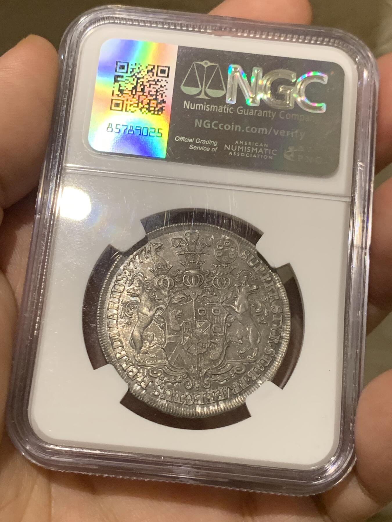 《竞宝斋》第287场-周六， 周日，周一 3场连拍 （全场包邮） NGC MS62 神圣罗马帝国1777温迪施格雷茨家族1/2泰勒 很稀少的奥地利小邦国 用于炫耀铸币权，并不用于流通。该邦最后的伯爵，最大面值就是1/2，未发行1泰勒主币。22年61分的拍了13500人民币。