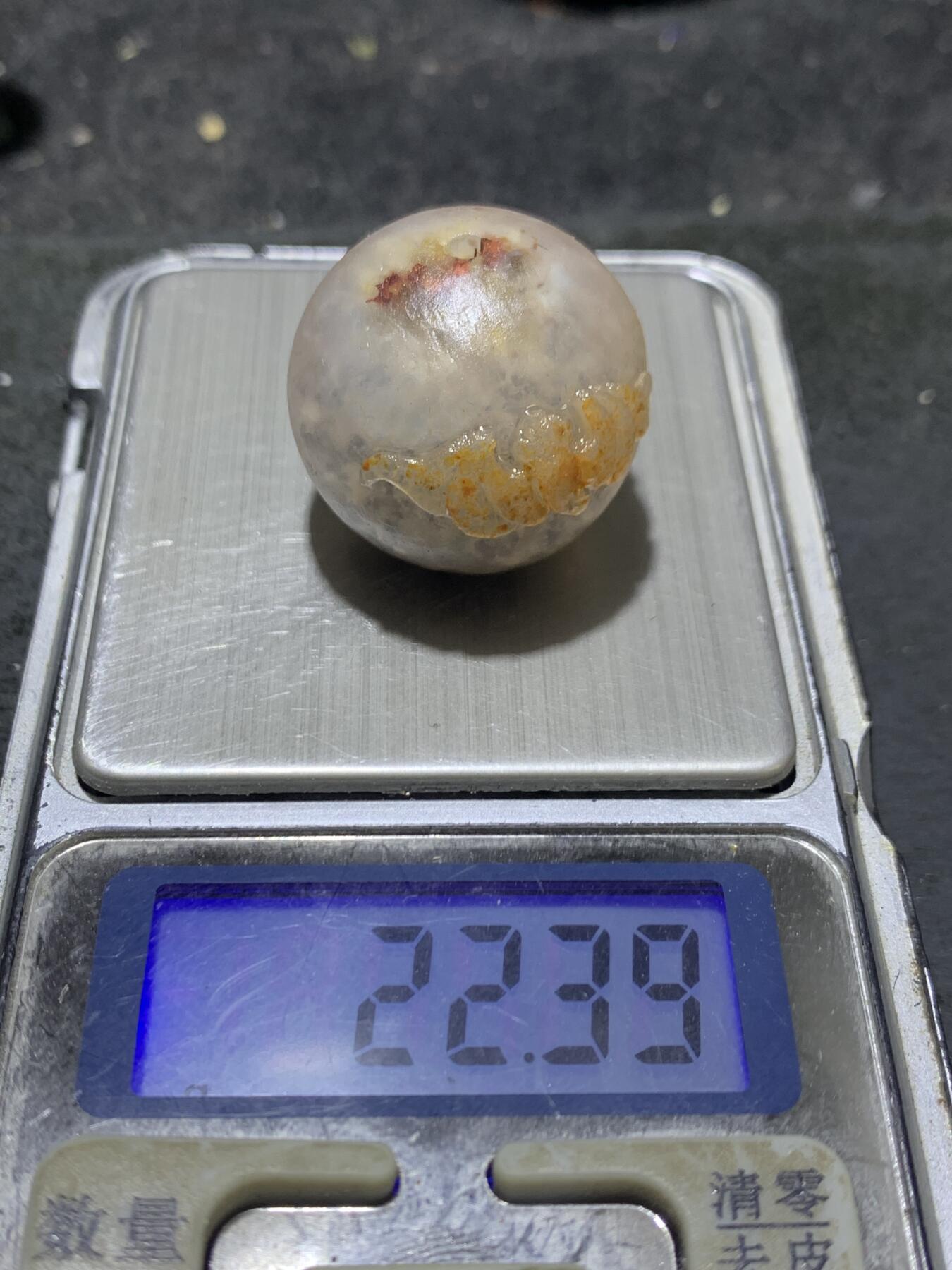 精美冰飘亚光战国红玛瑙手工俏色巧雕双蝙蝠（福寿绵绵）随形圆珠一个