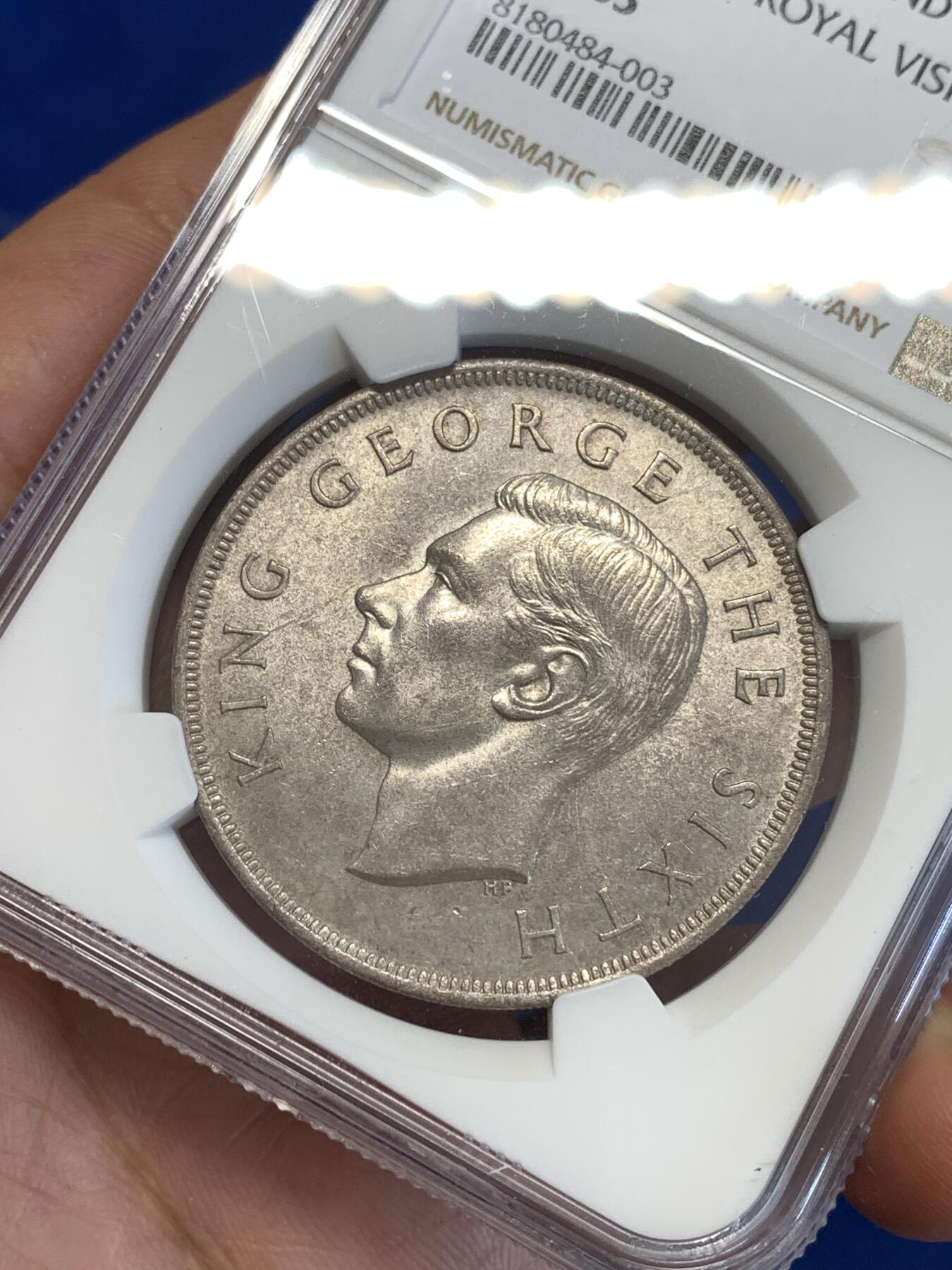 《竞宝斋》第287场-周六， 周日，周一 3场连拍 （全场包邮） NGC MS63 新西兰1949皇家访问纪念1克朗银币 两面细节都很好 人头面的包浆自然而醇厚 树叶面细节分明