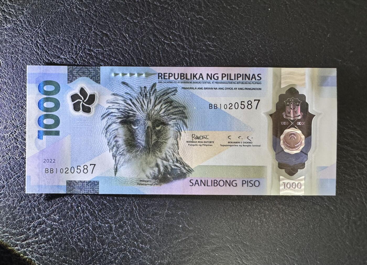 收藏联盟Quantum Auction 第359期拍卖  菲律宾2022年1000比索 品相全新UNC 号码无4 获奖作品 国鸟 食猿雕