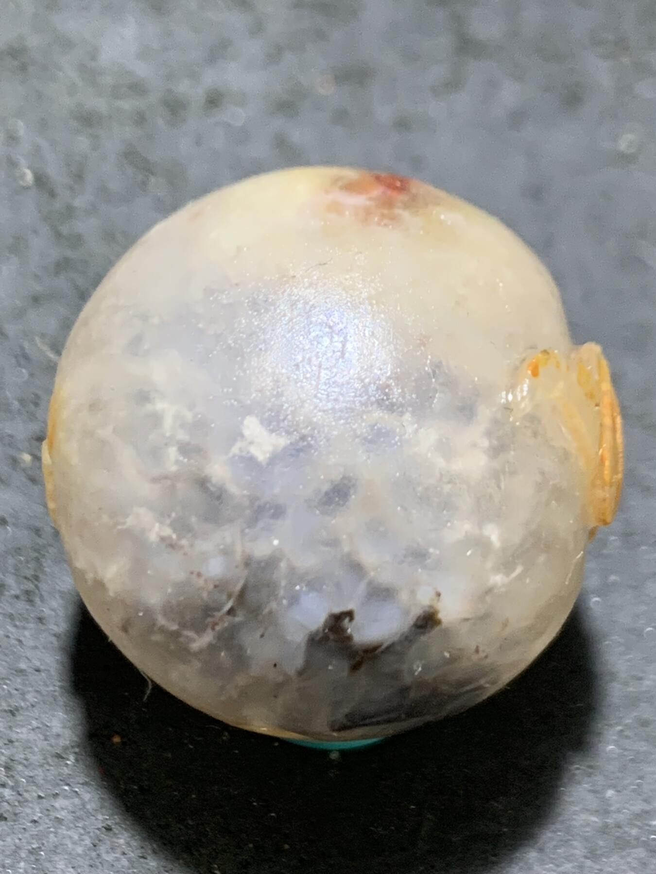 精美冰飘亚光战国红玛瑙手工俏色巧雕双蝙蝠（福寿绵绵）随形圆珠一个