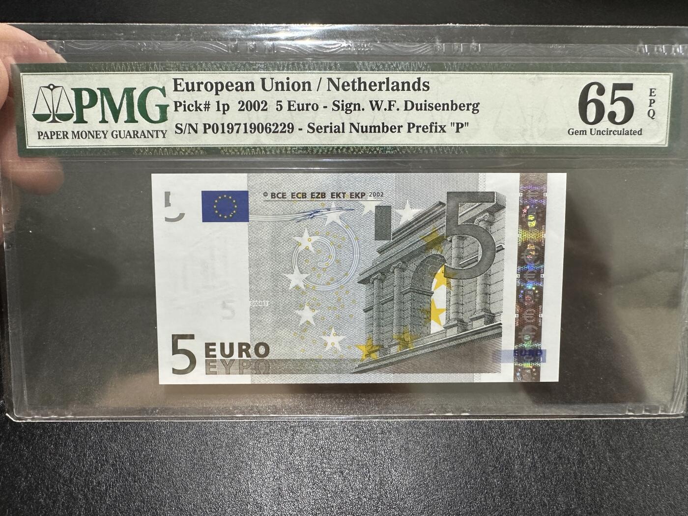 《外钞收藏家》第三百八十七期 2002年5欧元 一签 PMG65（尾229）
