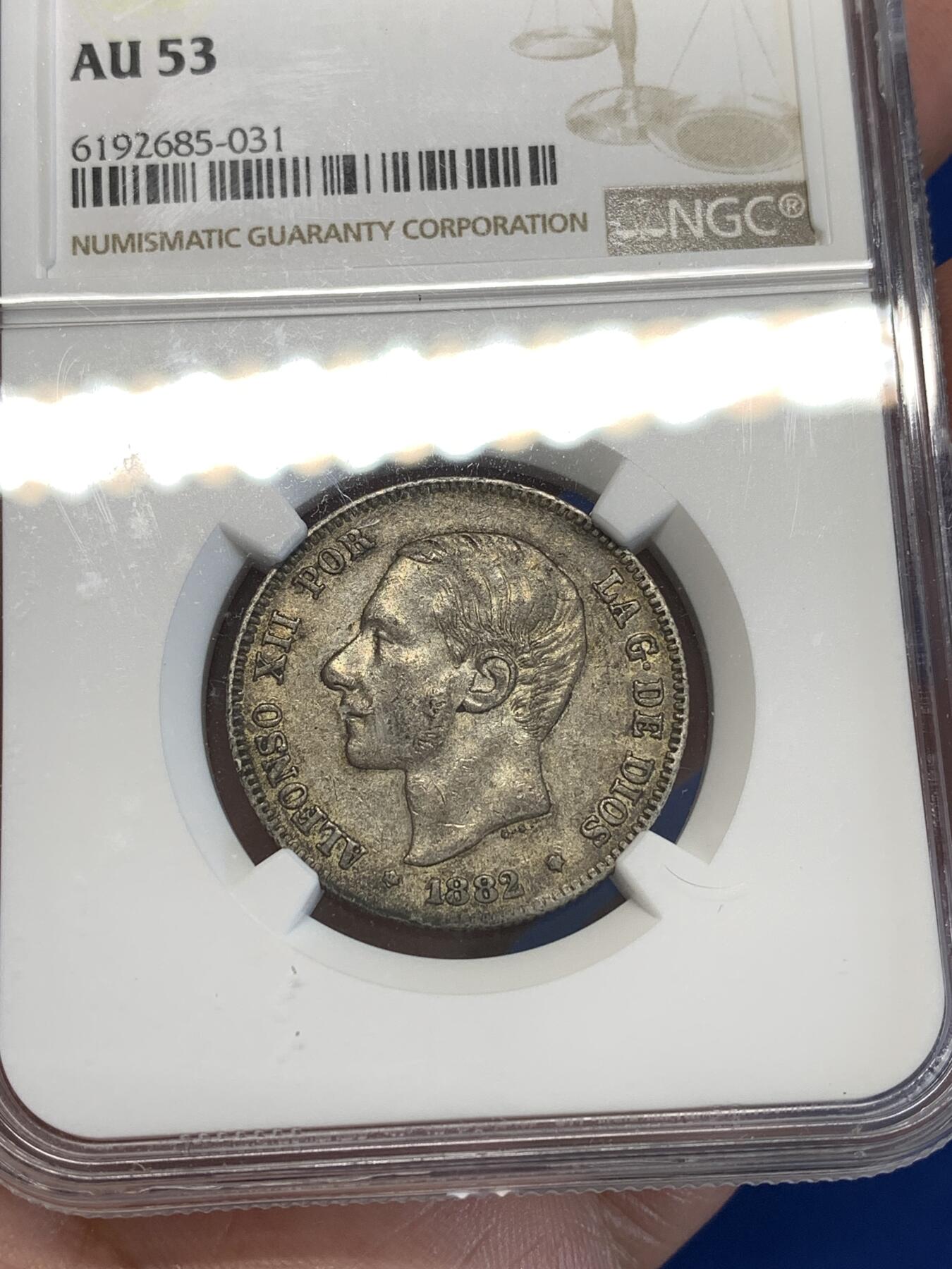 《竞宝斋》第287场-周六， 周日，周一 3场连拍 （全场包邮） NGC AU53 西班牙1882年阿方索十二世2比塞塔银币 发丝细节不错，原味老彩。2P流通充分，XF品书价就要50美元，AU以上有分难得一遇