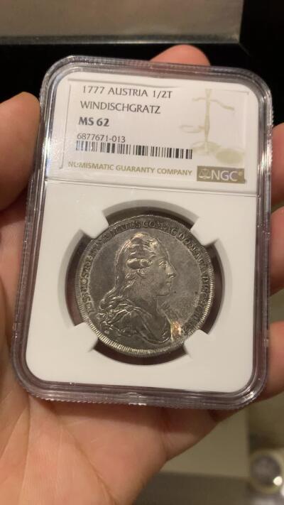 《竞宝斋》第287场-周六， 周日，周一 3场连拍 （全场包邮） NGC MS62 神圣罗马帝国1777温迪施格雷茨家族1/2泰勒 很稀少的奥地利小邦国 用于炫耀铸币权，并不用于流通。该邦最后的伯爵，最大面值就是1/2，未发行1泰勒主币。22年61分的拍了13500人民币。