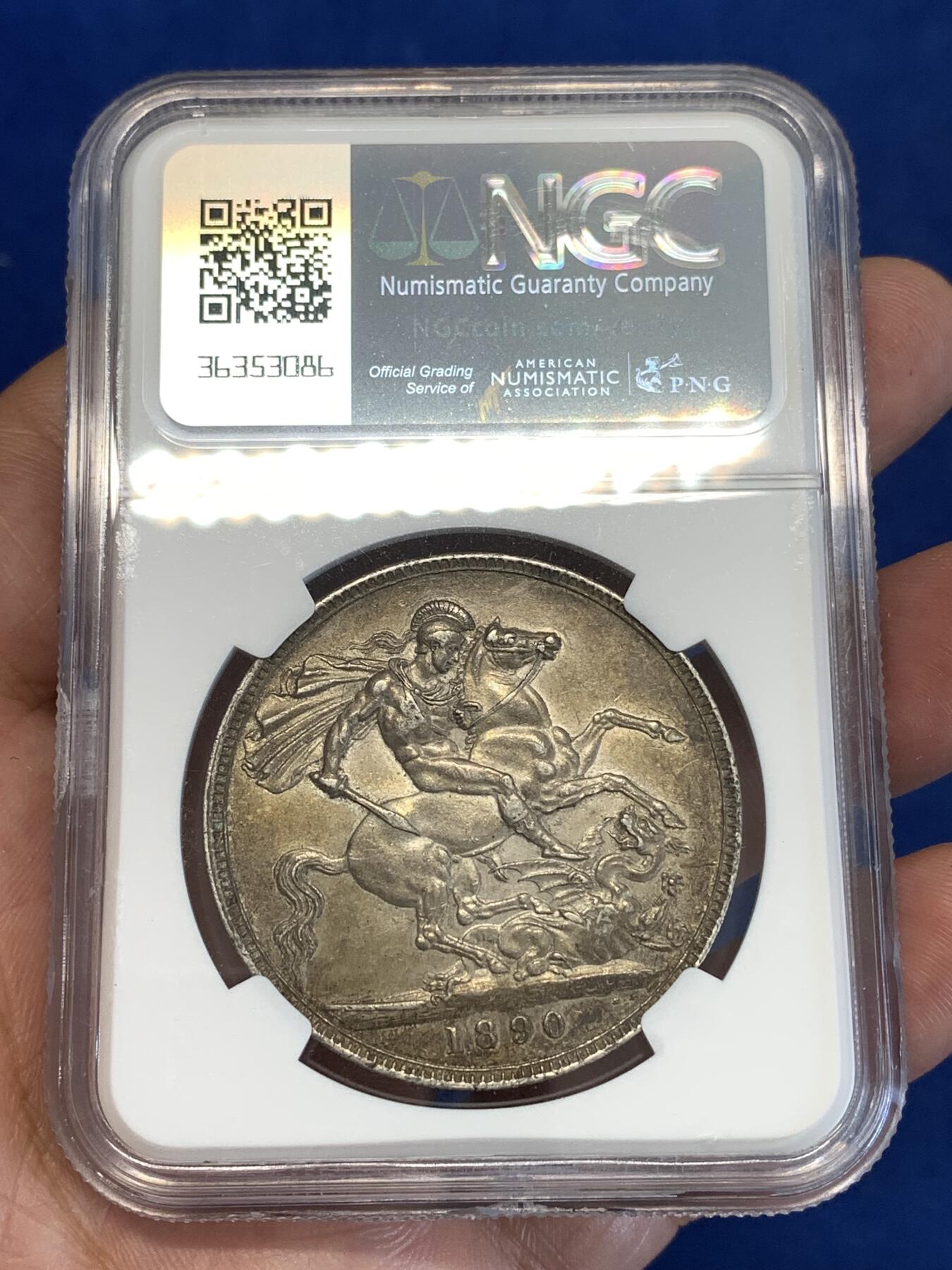 《竞宝斋》第287场-周六， 周日，周一 3场连拍 （全场包邮） NGC AU58 英国1890年维多利亚高冠马剑银币 黑灰色包浆 底板丝滑 味道非常不错 包浆币出分难得