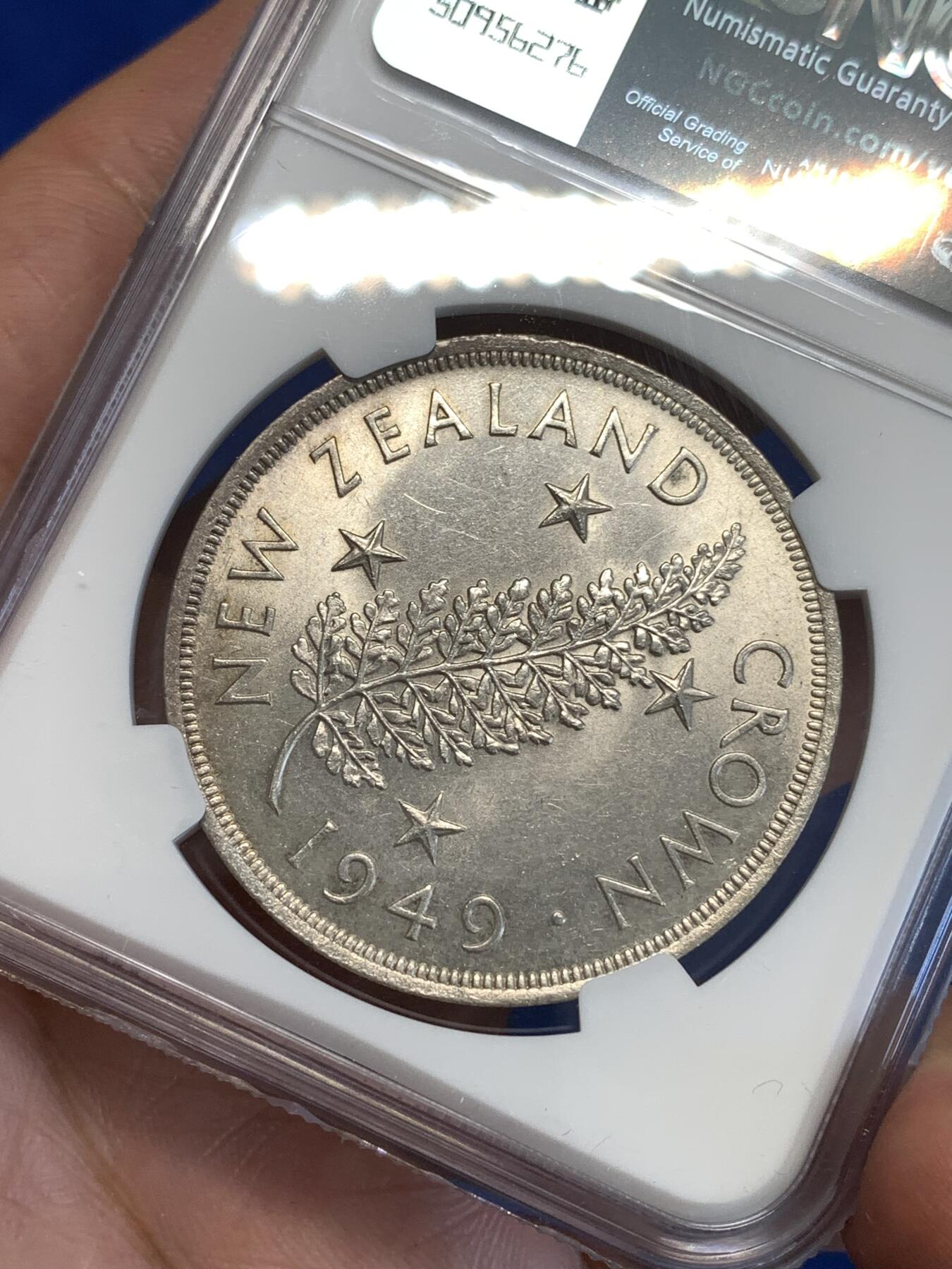 《竞宝斋》第287场-周六， 周日，周一 3场连拍 （全场包邮） NGC MS63 新西兰1949皇家访问纪念1克朗银币 两面细节都很好 人头面的包浆自然而醇厚 树叶面细节分明