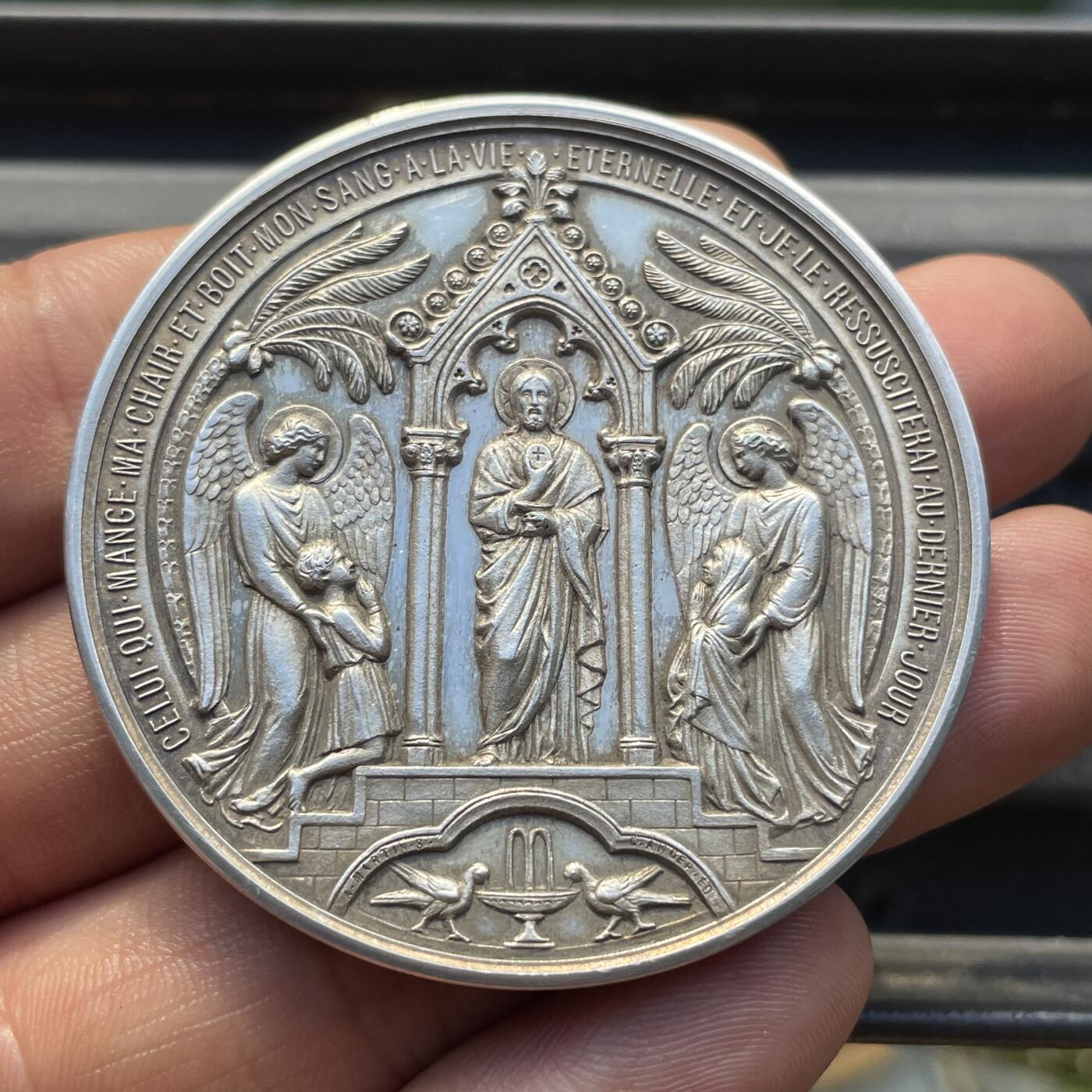 「木头集藏」章牌精品专场！ OUDINE～1885年法国洗礼原盒银章  直径：51 mm，52.8 g，边铭：丰饶角 ARGENT，品相很不错，原盒正常使用。