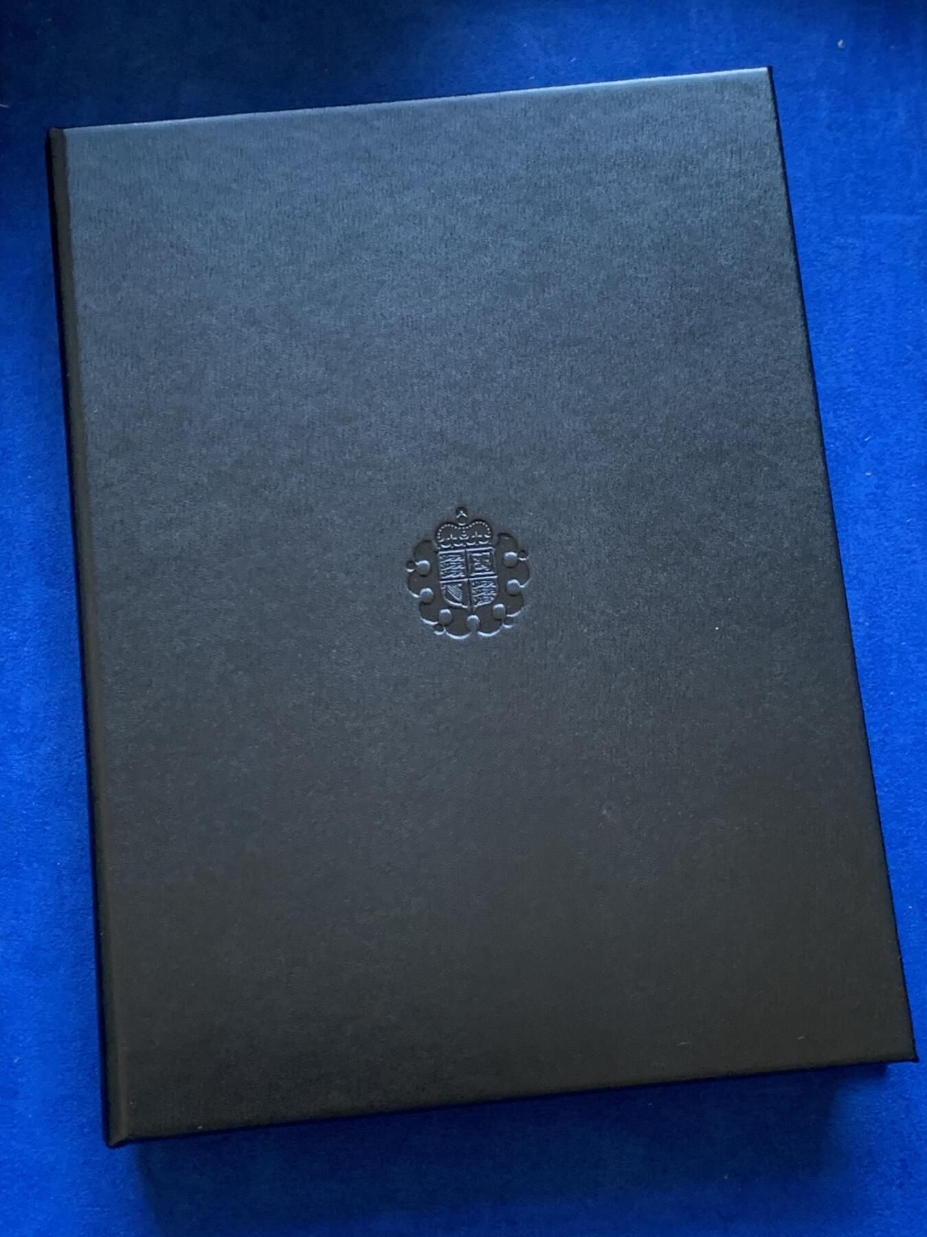 《竞宝斋》第288场-周六， 周日，周一 3场连拍 （全场包邮） 英国2023年查尔斯三世登基精制套币PROOF SET带原盒证书,首年精制每枚币带小皇冠暗记，大不列颠传统动物花卉