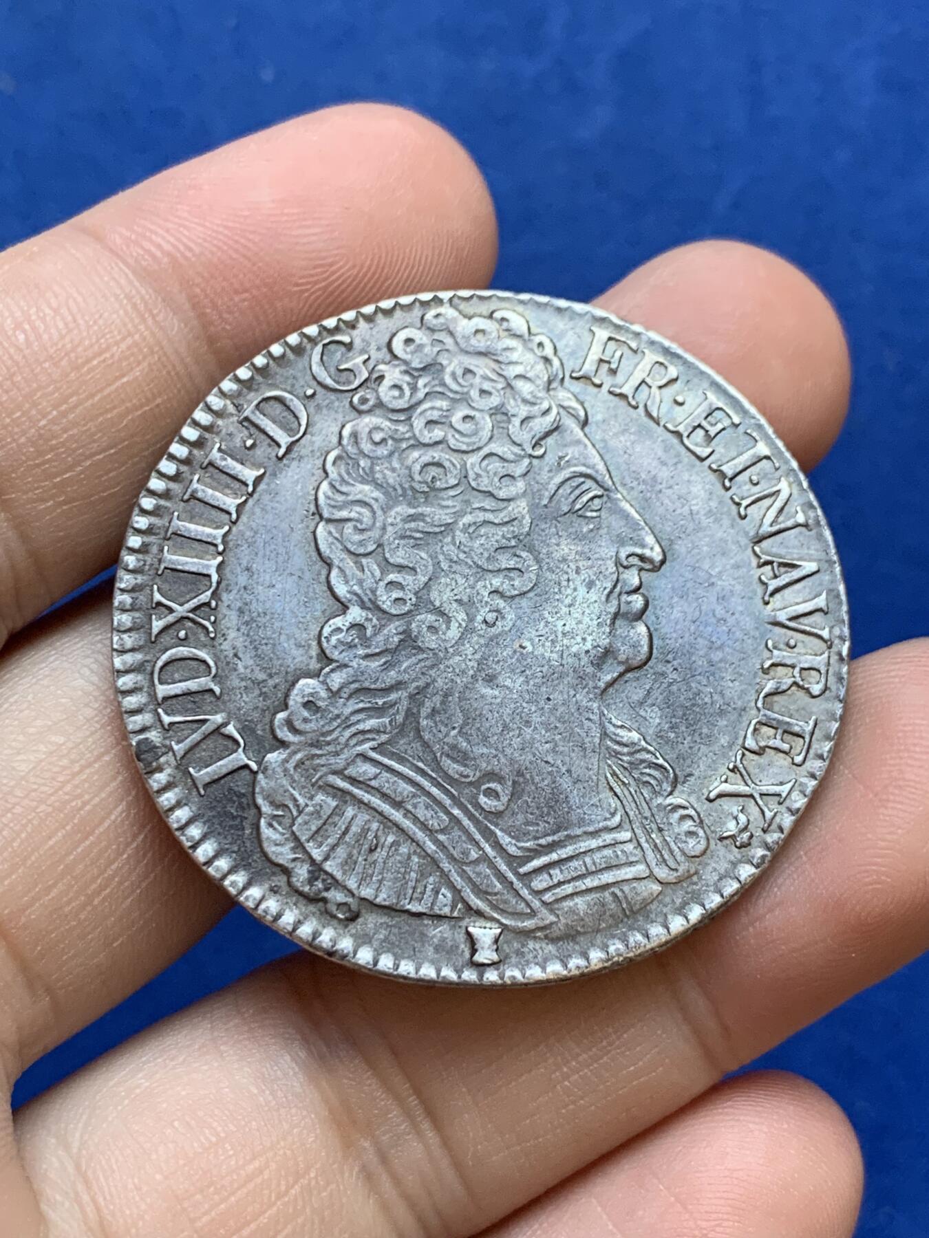 《竞宝斋》第288场-周六， 周日，周一 3场连拍 （全场包邮） 1711年法国路易十四三皇冠1埃居大银后改胸章 人像打制清晰深邃 皮壳舒服 味道纯正 把玩佩戴收藏不可多得