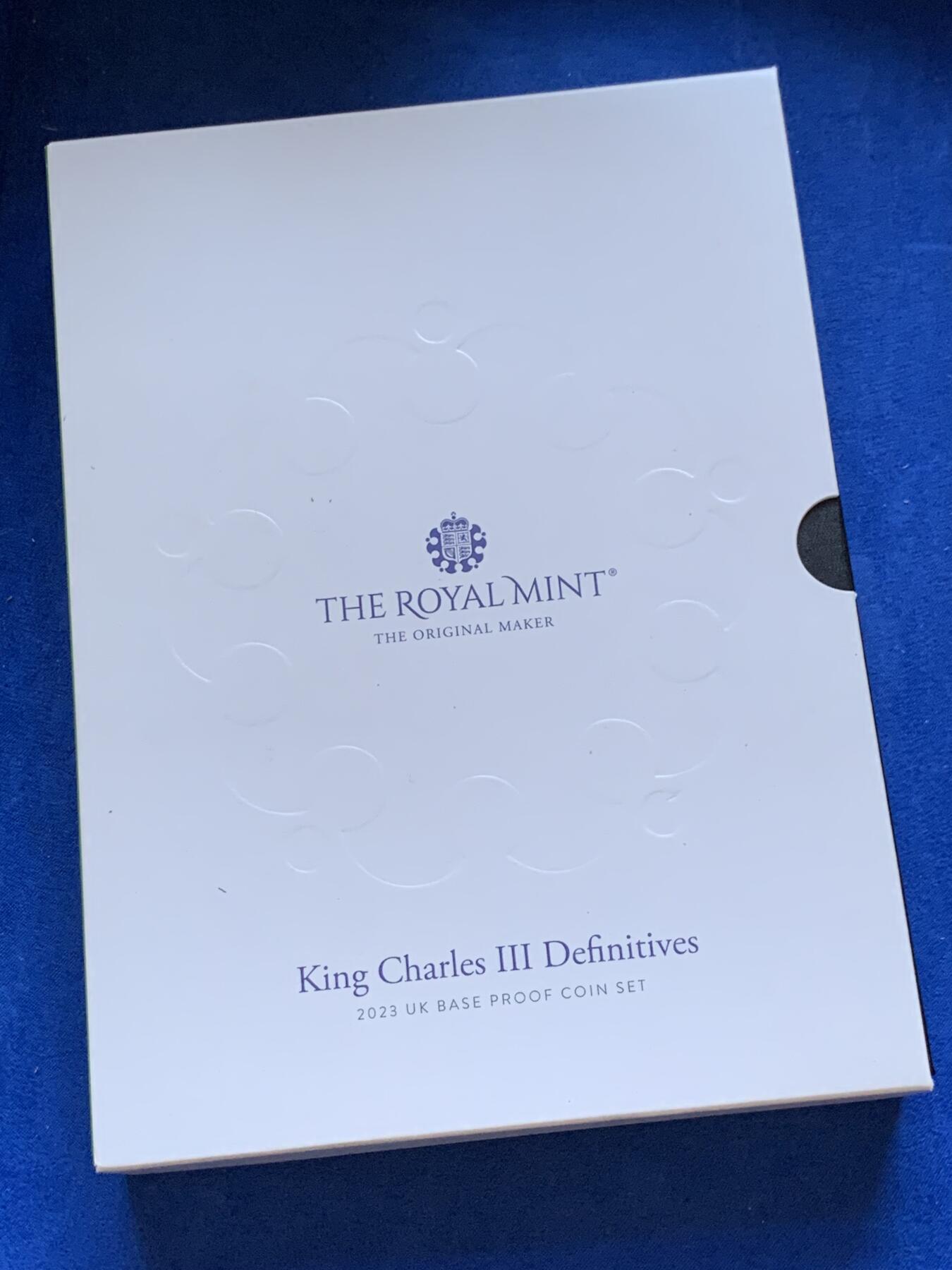 《竞宝斋》第288场-周六， 周日，周一 3场连拍 （全场包邮） 英国2023年查尔斯三世登基精制套币PROOF SET带原盒证书,首年精制每枚币带小皇冠暗记，大不列颠传统动物花卉