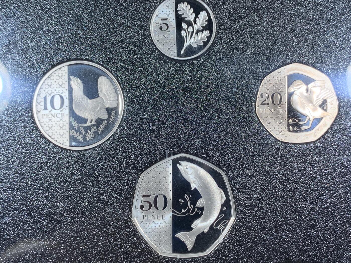 《竞宝斋》第288场-周六， 周日，周一 3场连拍 （全场包邮） 英国2023年查尔斯三世登基精制套币PROOF SET带原盒证书,首年精制每枚币带小皇冠暗记，大不列颠传统动物花卉