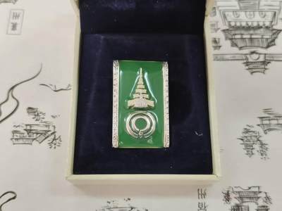 荷兰-泰兰勋赏制服拍卖1 - 泰王国诗通琳公主晋升称号大典证章--配章完美 皇家造币局制作 品相极好 带原盒 盒上有公主专属标 仅给达官显贵