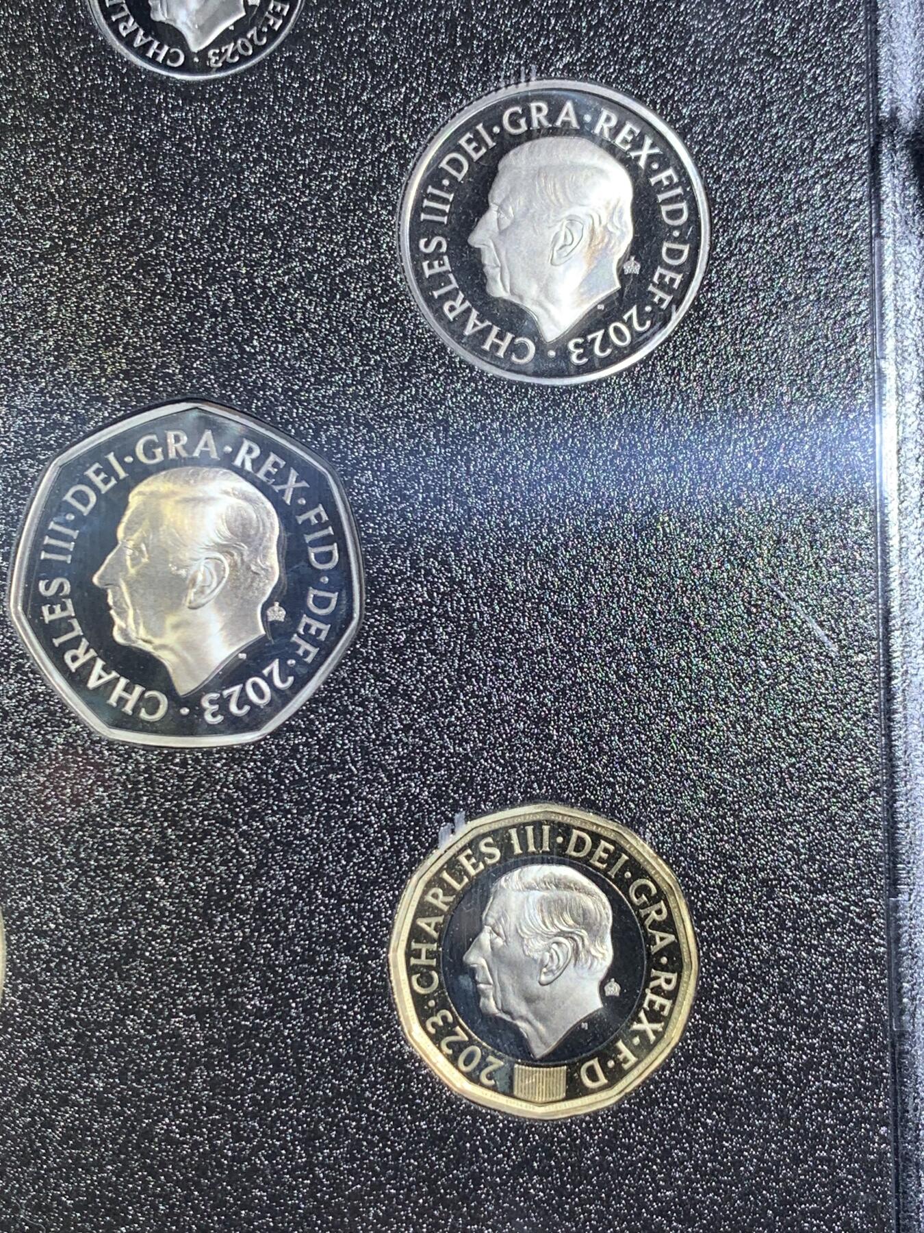 《竞宝斋》第288场-周六， 周日，周一 3场连拍 （全场包邮） 英国2023年查尔斯三世登基精制套币PROOF SET带原盒证书,首年精制每枚币带小皇冠暗记，大不列颠传统动物花卉