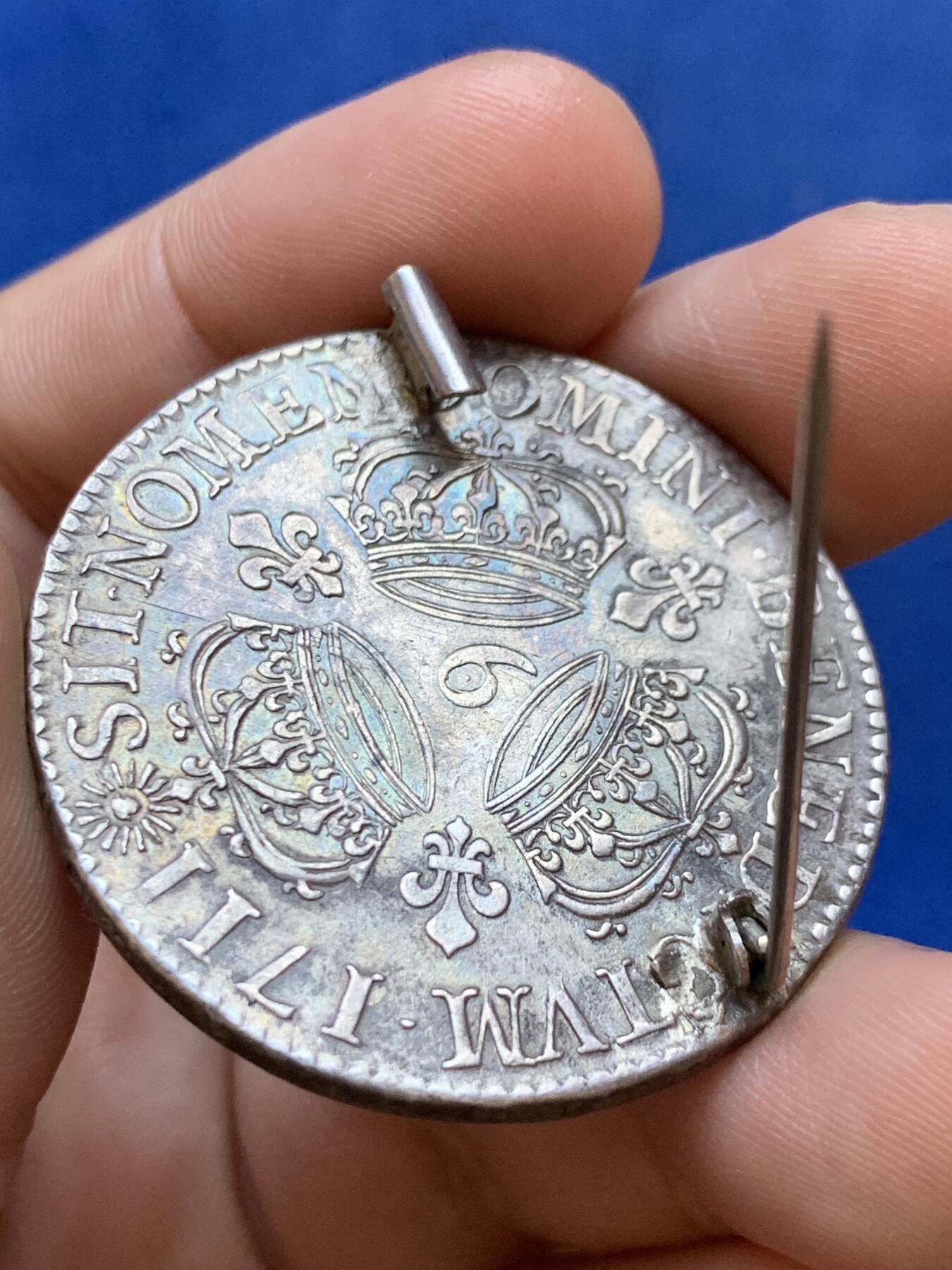 《竞宝斋》第288场-周六， 周日，周一 3场连拍 （全场包邮） 1711年法国路易十四三皇冠1埃居大银后改胸章 人像打制清晰深邃 皮壳舒服 味道纯正 把玩佩戴收藏不可多得