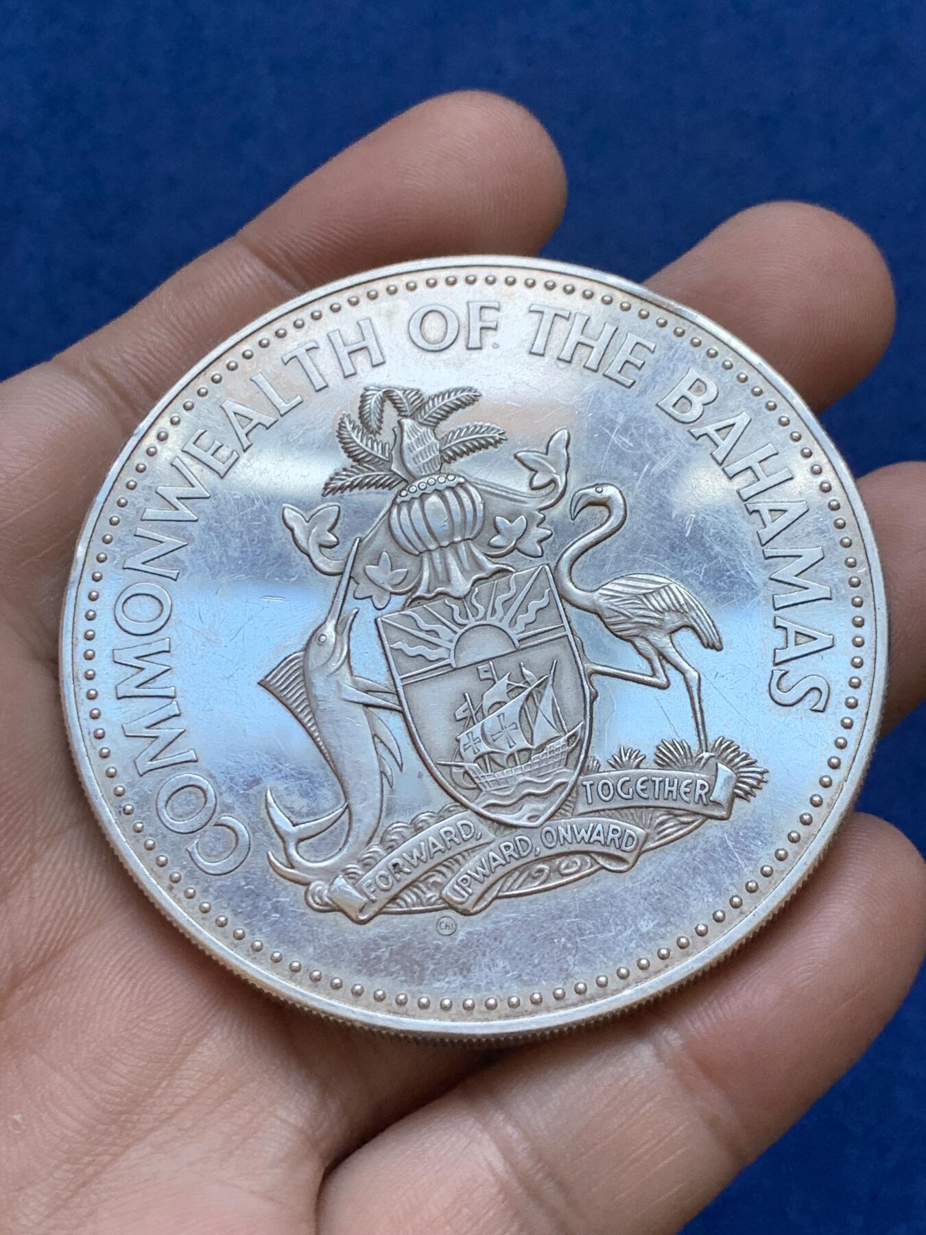 《竞宝斋》第288场-周六， 周日，周一 3场连拍 （全场包邮） 1985年巴哈马群岛25元大银币 直径60 重量119克 边齿有磕碰 925银