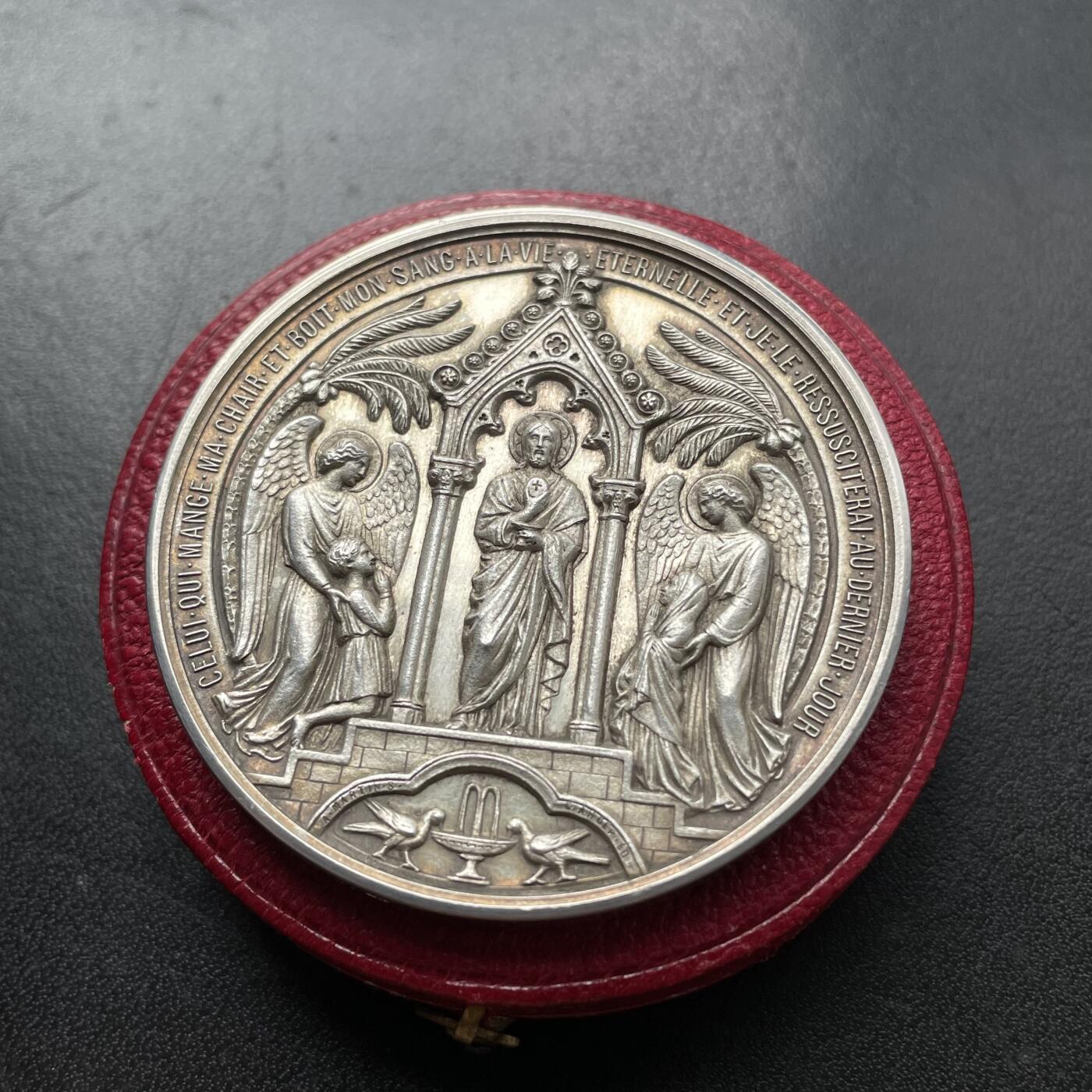 「木头集藏」章牌精品专场！ OUDINE～1885年法国洗礼原盒银章  直径：51 mm，52.8 g，边铭：丰饶角 ARGENT，品相很不错，原盒正常使用。