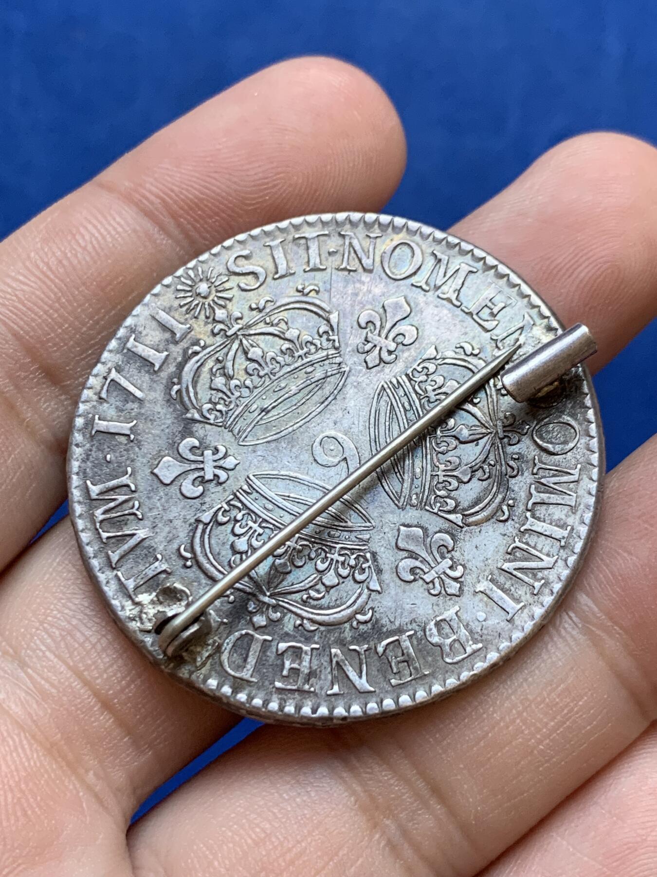 《竞宝斋》第288场-周六， 周日，周一 3场连拍 （全场包邮） 1711年法国路易十四三皇冠1埃居大银后改胸章 人像打制清晰深邃 皮壳舒服 味道纯正 把玩佩戴收藏不可多得