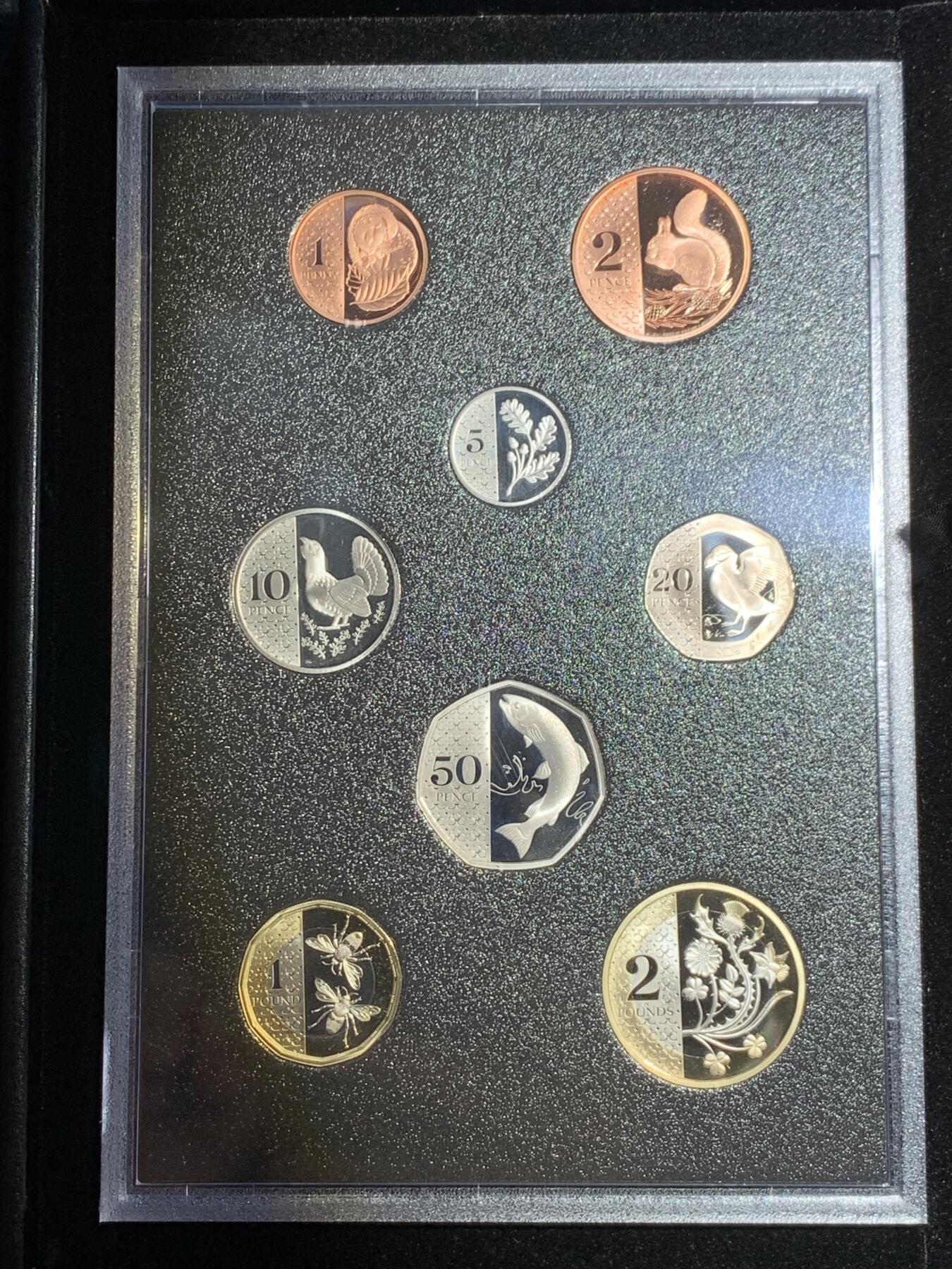 《竞宝斋》第288场-周六， 周日，周一 3场连拍 （全场包邮） 英国2023年查尔斯三世登基精制套币PROOF SET带原盒证书,首年精制每枚币带小皇冠暗记，大不列颠传统动物花卉