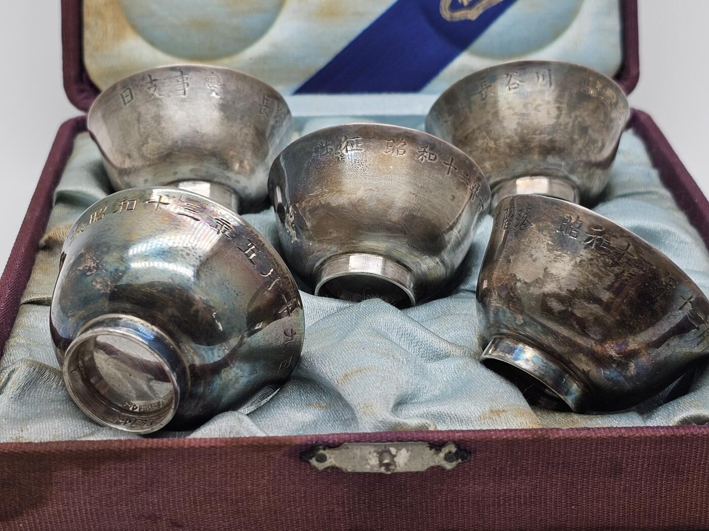 民国古董银杯五枚 天津宝成号银楼 南京大屠杀甲级战犯长谷川定制 其中包含出征 徐州会战日军徐州入城式 南京保卫战南京沦陷等关键日期记录，以及长谷川联队回撤日本本土时间 做工精细，手工刻制 底部均有字号及纹银戳记 带原盒如图所示 抗战珍贵史料，包含重大历史事件，全重193g左右，博物馆级藏品