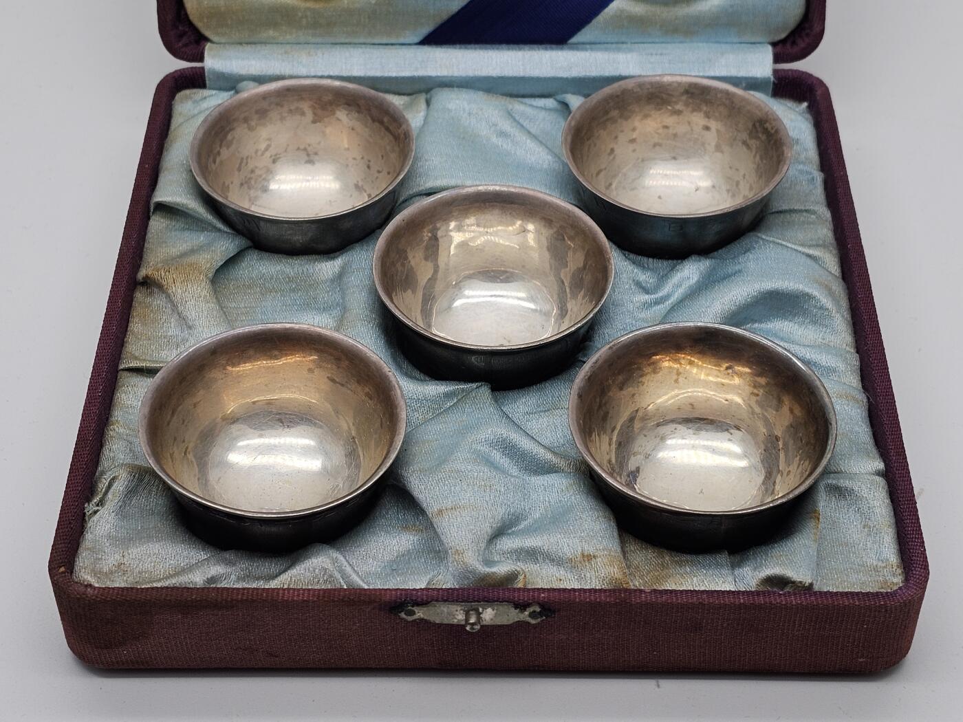 民国古董银杯五枚 天津宝成号银楼 南京大屠杀甲级战犯长谷川定制 其中包含出征 徐州会战日军徐州入城式 南京保卫战南京沦陷等关键日期记录，以及长谷川联队回撤日本本土时间 做工精细，手工刻制 底部均有字号及纹银戳记 带原盒如图所示 抗战珍贵史料，包含重大历史事件，全重193g左右，博物馆级藏品