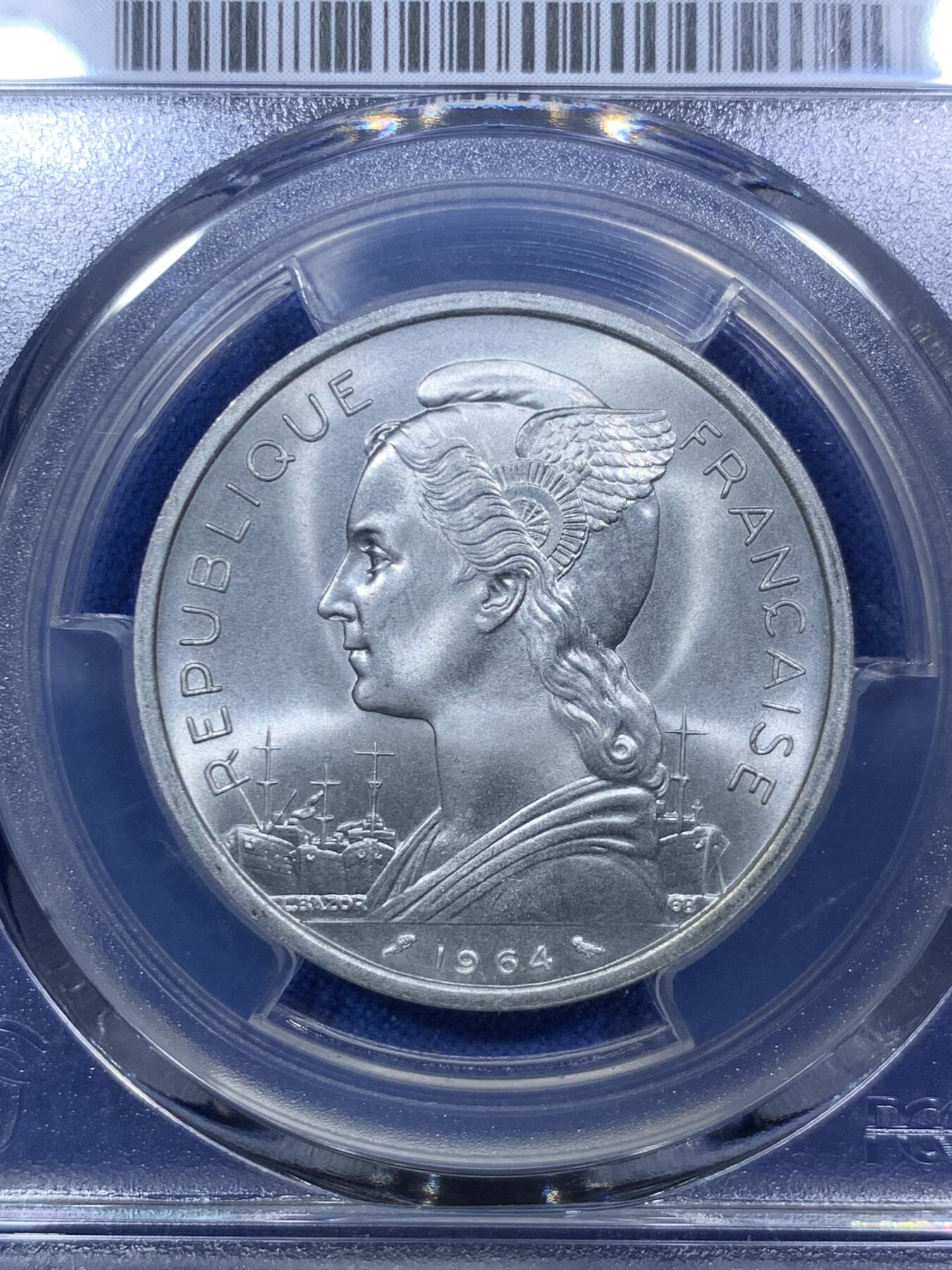 《竞宝斋》第288场-周六， 周日，周一 3场连拍 （全场包邮） 唯一冠军分 PCGS MS68 1964科摩罗5法郎 68分对于铝币来说绝对是炸裂的品相 两面转光极为犀利 并且一点点瑕疵都没有 绝对顶级 值得关注！