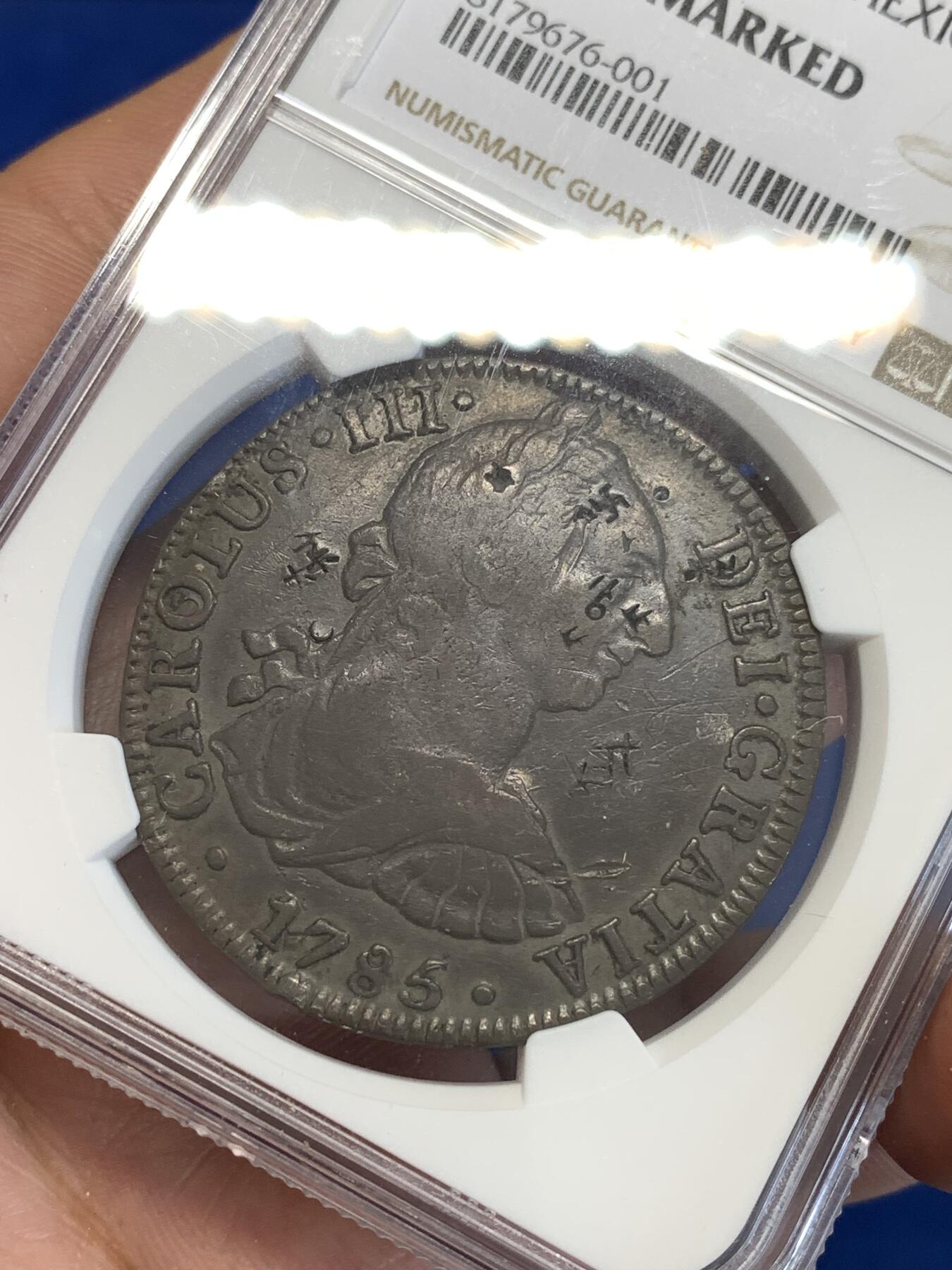 《竞宝斋》第288场-周六， 周日，周一 3场连拍 （全场包邮） NGC CHOPMARKED 墨西哥1785年卡三双柱8R 包浆入骨 卐字醇记很特别