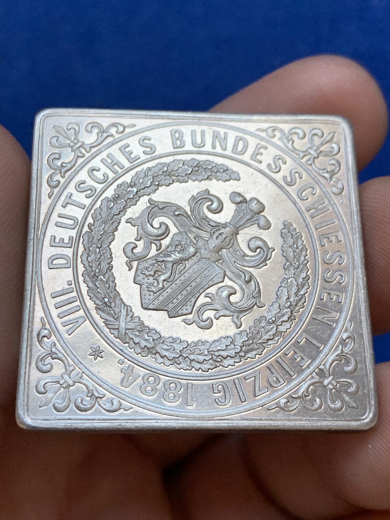 《竞宝斋》第288场-周六， 周日，周一 3场连拍 （全场包邮） 德国 1884 莱比锡 设计节 方形银章 细节极好 带出厂保护层 非常少的品种 27.8克 对边36.5mm