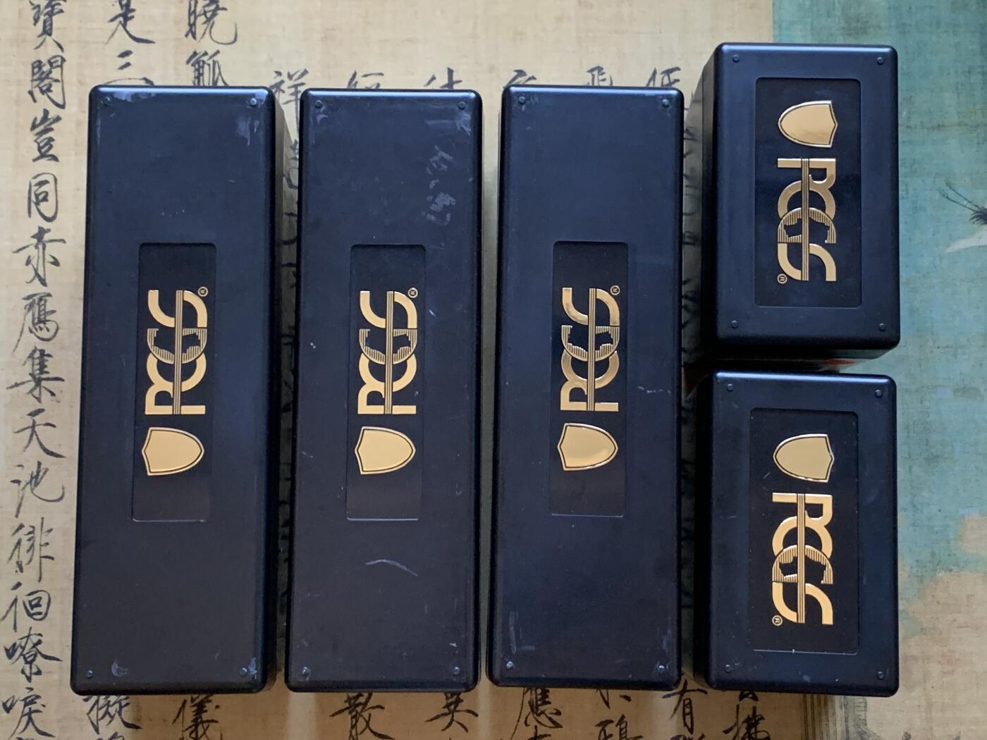 《竞宝斋》第288场-周六， 周日，周一 3场连拍 （全场包邮） 5个一组 PCGS黑色收纳盒 20枚装收纳盒3个+10枚装收纳盒2个 都很新