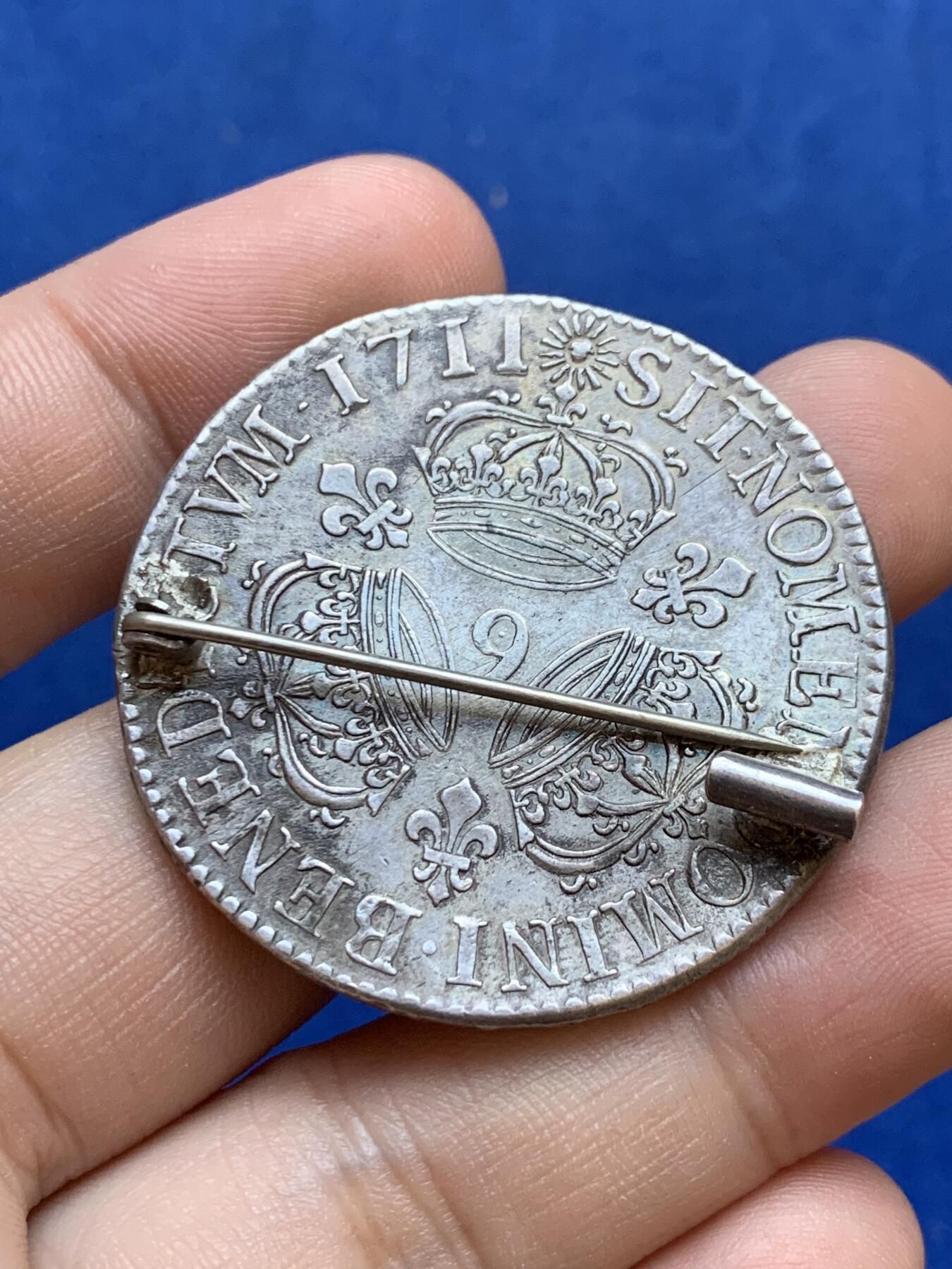 《竞宝斋》第288场-周六， 周日，周一 3场连拍 （全场包邮） 1711年法国路易十四三皇冠1埃居大银后改胸章 人像打制清晰深邃 皮壳舒服 味道纯正 把玩佩戴收藏不可多得