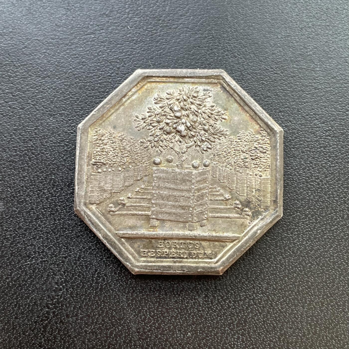 「木头集藏」章牌精品专场！ 1792年法国水果商银奖章   直径：32 mm，12.5 g，早期无边铭版本，图案刻画橘子树，彩色氧化。