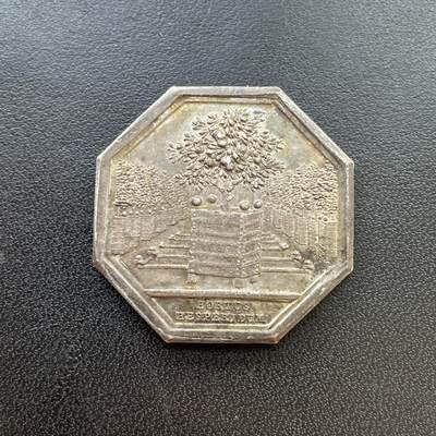 「木头集藏」章牌精品专场！ - 1792年法国水果商银奖章   直径：32 mm，12.5 g，早期无边铭版本，图案刻画橘子树，彩色氧化。