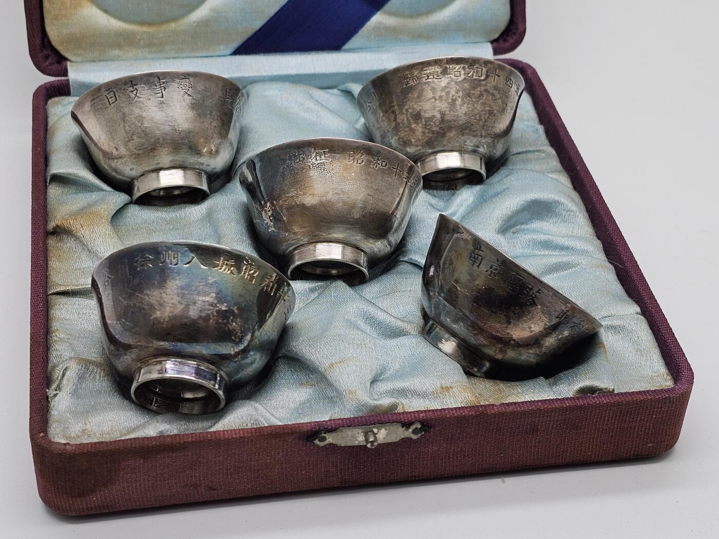 民国古董银杯五枚 天津宝成号银楼 南京大屠杀甲级战犯长谷川定制 其中包含出征 徐州会战日军徐州入城式 南京保卫战南京沦陷等关键日期记录，以及长谷川联队回撤日本本土时间 做工精细，手工刻制 底部均有字号及纹银戳记 带原盒如图所示 抗战珍贵史料，包含重大历史事件，全重193g左右，博物馆级藏品