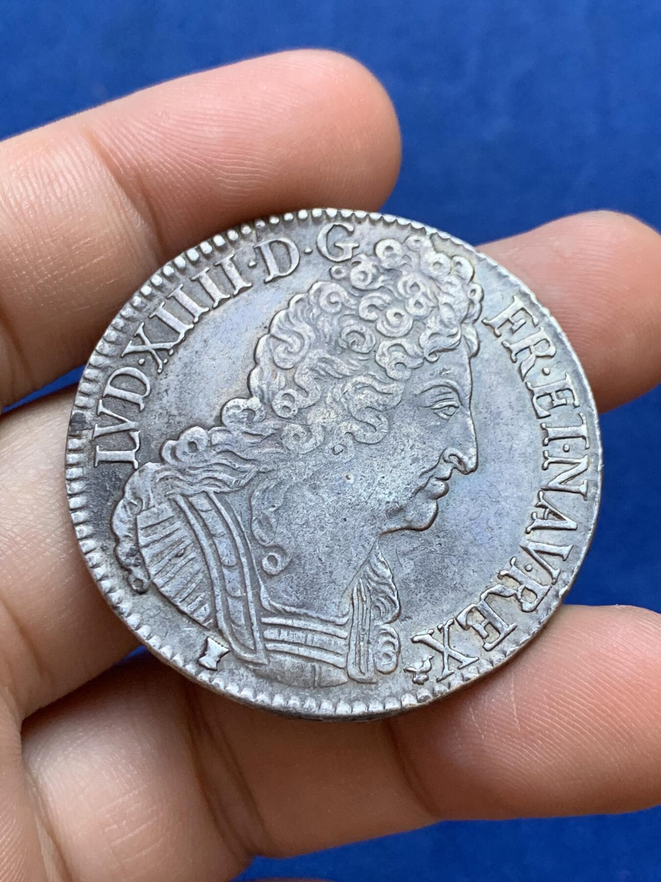 《竞宝斋》第288场-周六， 周日，周一 3场连拍 （全场包邮） 1711年法国路易十四三皇冠1埃居大银后改胸章 人像打制清晰深邃 皮壳舒服 味道纯正 把玩佩戴收藏不可多得