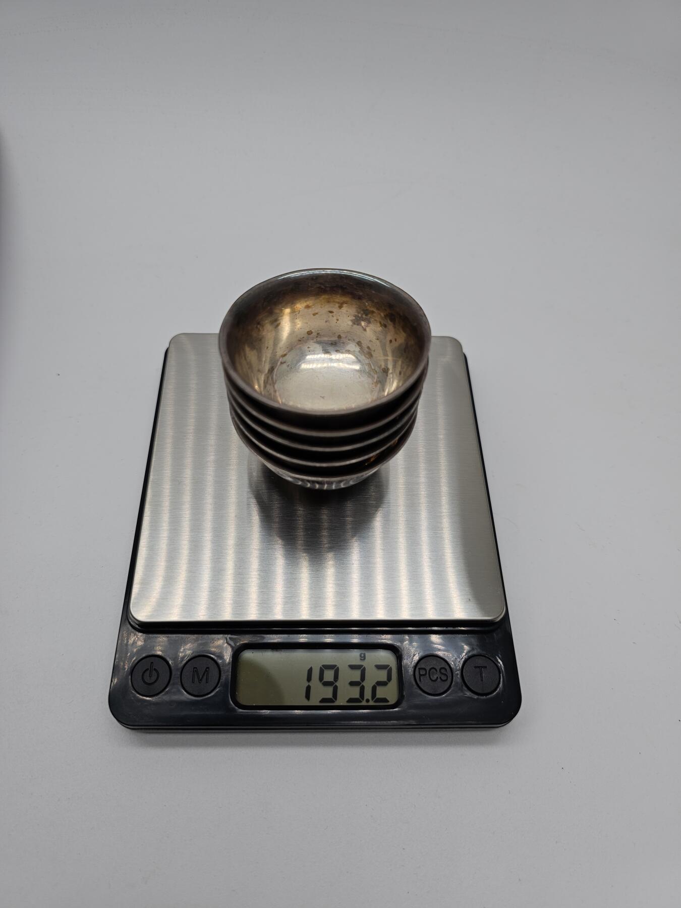 民国古董银杯五枚 天津宝成号银楼 南京大屠杀甲级战犯长谷川定制 其中包含出征 徐州会战日军徐州入城式 南京保卫战南京沦陷等关键日期记录，以及长谷川联队回撤日本本土时间 做工精细，手工刻制 底部均有字号及纹银戳记 带原盒如图所示 抗战珍贵史料，包含重大历史事件，全重193g左右，博物馆级藏品