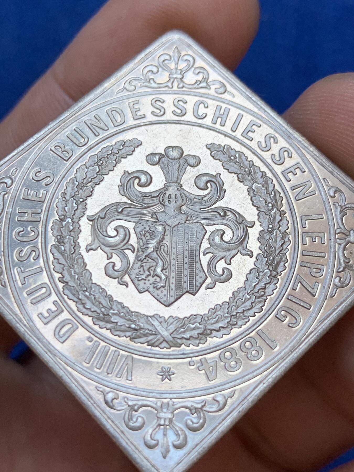 《竞宝斋》第288场-周六， 周日，周一 3场连拍 （全场包邮） 德国 1884 莱比锡 设计节 方形银章 细节极好 带出厂保护层 非常少的品种 27.8克 对边36.5mm