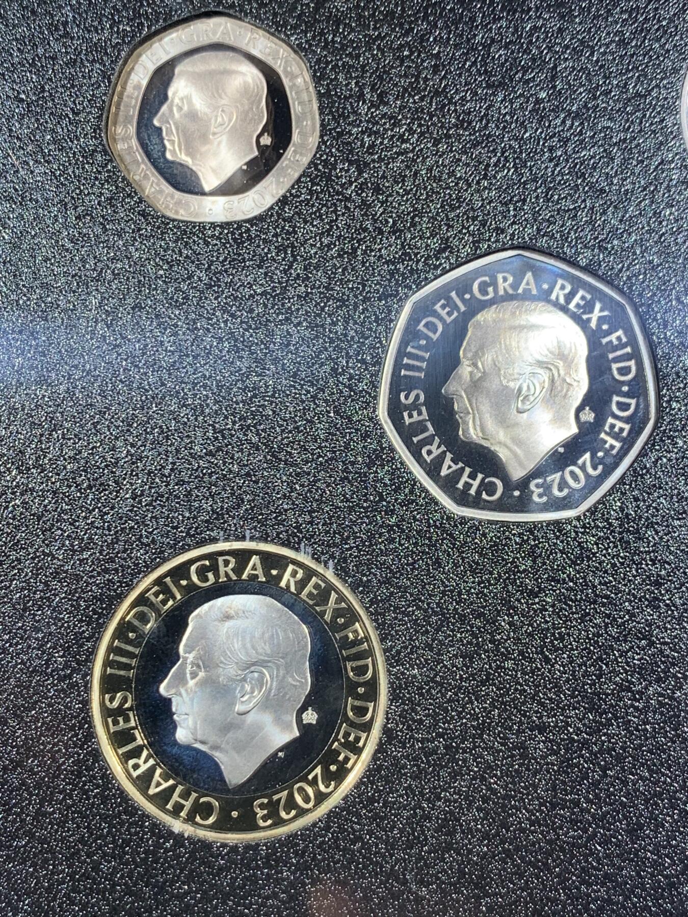 《竞宝斋》第288场-周六， 周日，周一 3场连拍 （全场包邮） 英国2023年查尔斯三世登基精制套币PROOF SET带原盒证书,首年精制每枚币带小皇冠暗记，大不列颠传统动物花卉